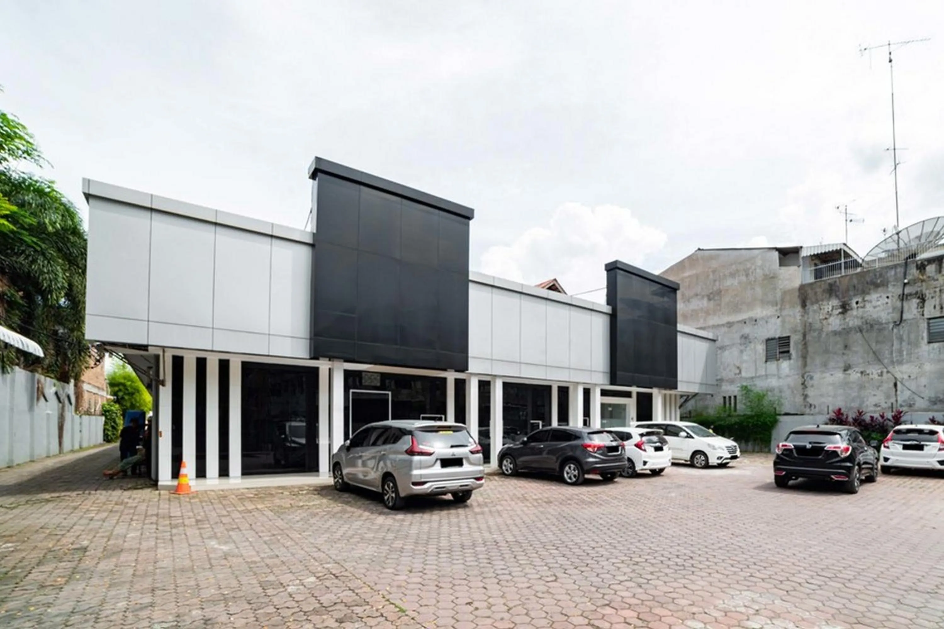 Property building in RedDoorz Plus near Thamrin Plaza Medan