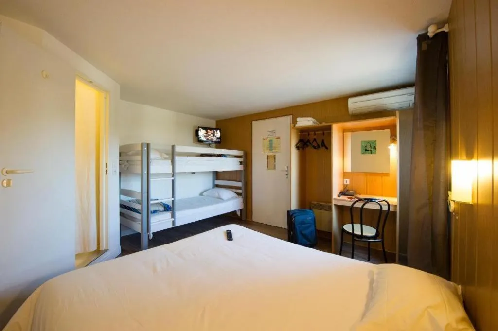 Bedroom, Bed in Brit Hotel Essentiel Pau Lescar