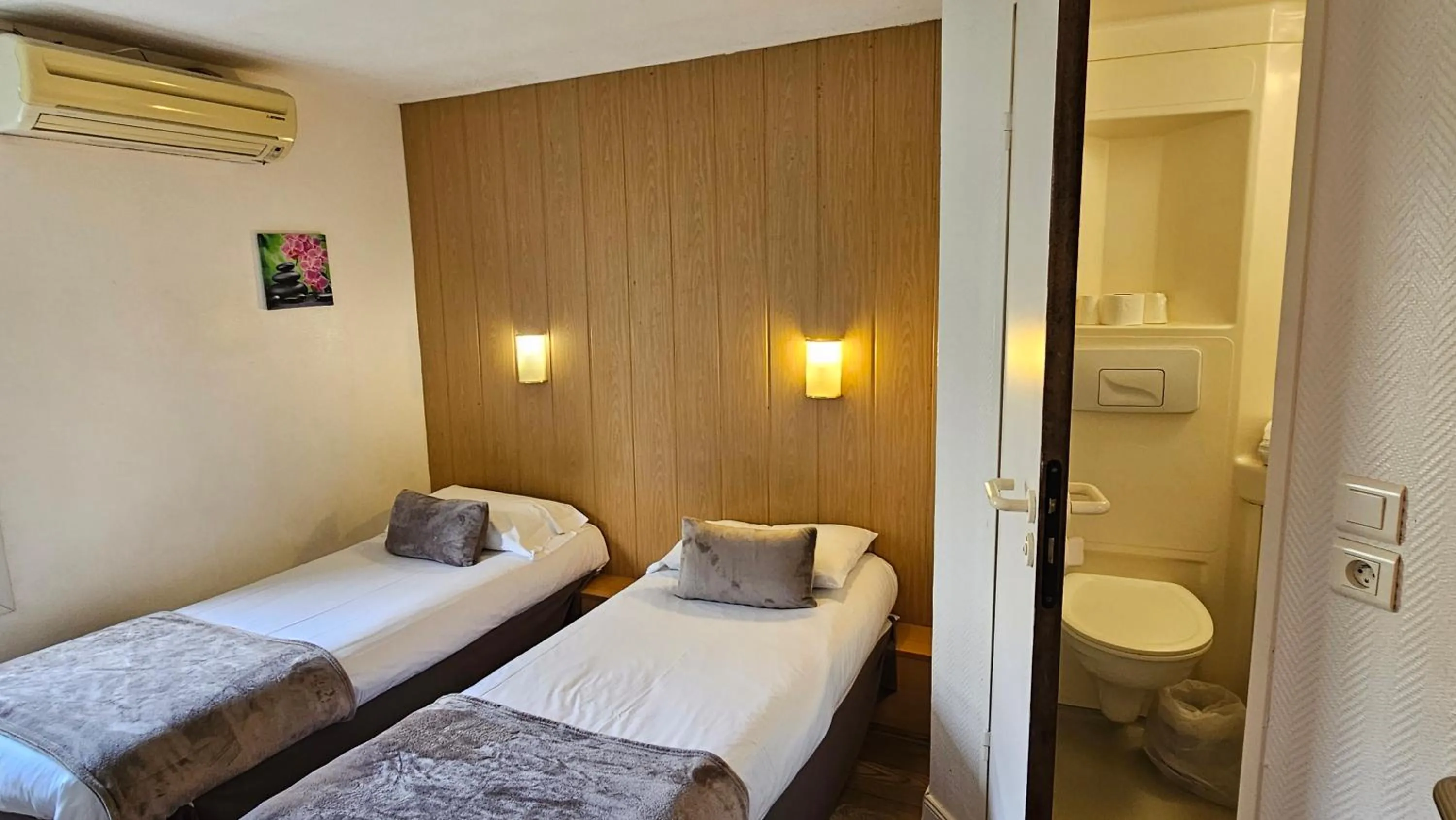 Bed in Brit Hotel Essentiel Pau Lescar