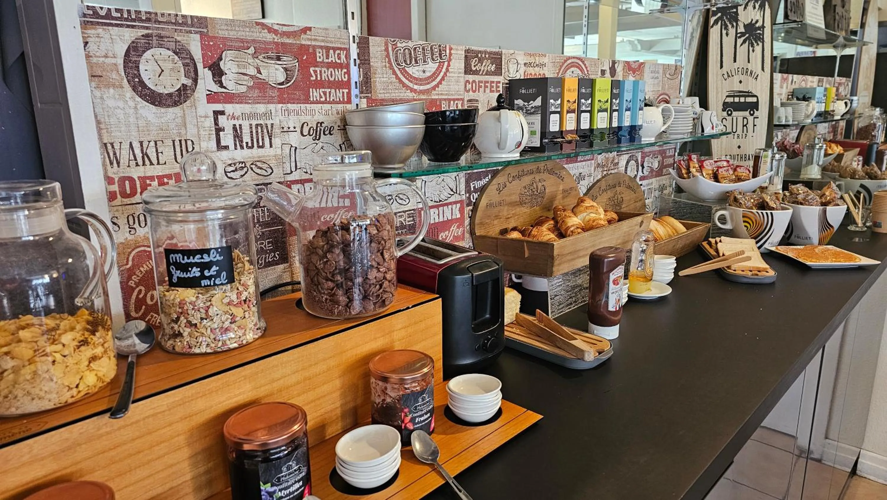 Buffet breakfast in Brit Hotel Essentiel Pau Lescar