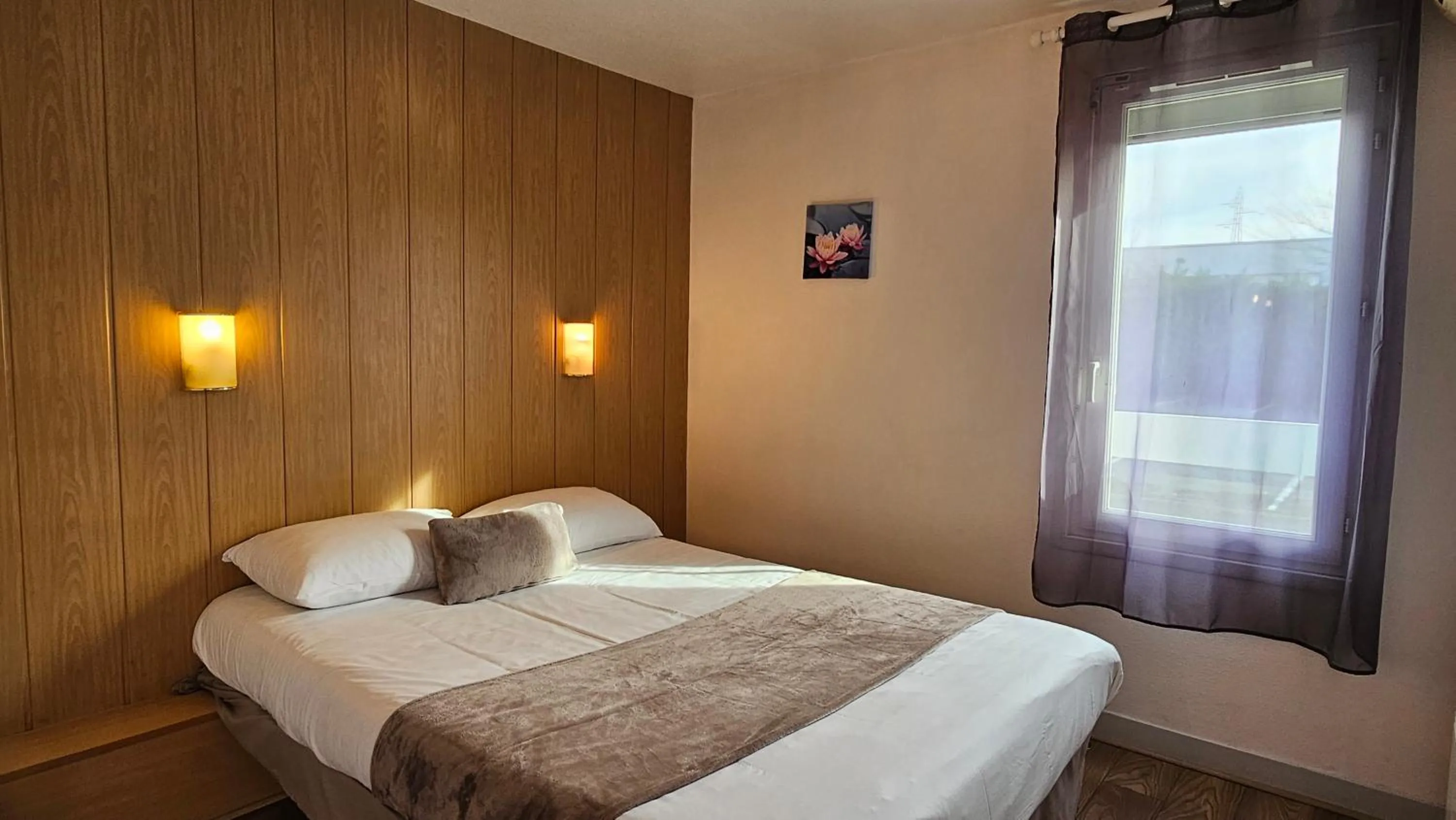 Bed in Brit Hotel Essentiel Pau Lescar