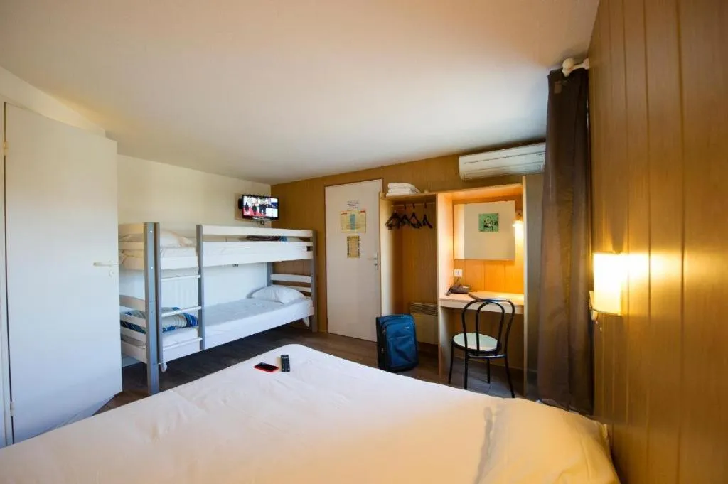 Bed in Brit Hotel Essentiel Pau Lescar