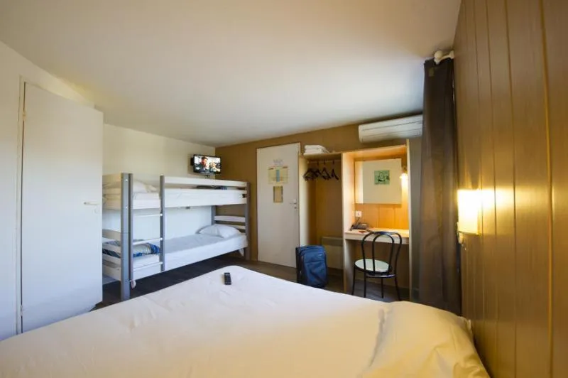 Photo of the whole room, Bed in Brit Hotel Essentiel Pau Lescar