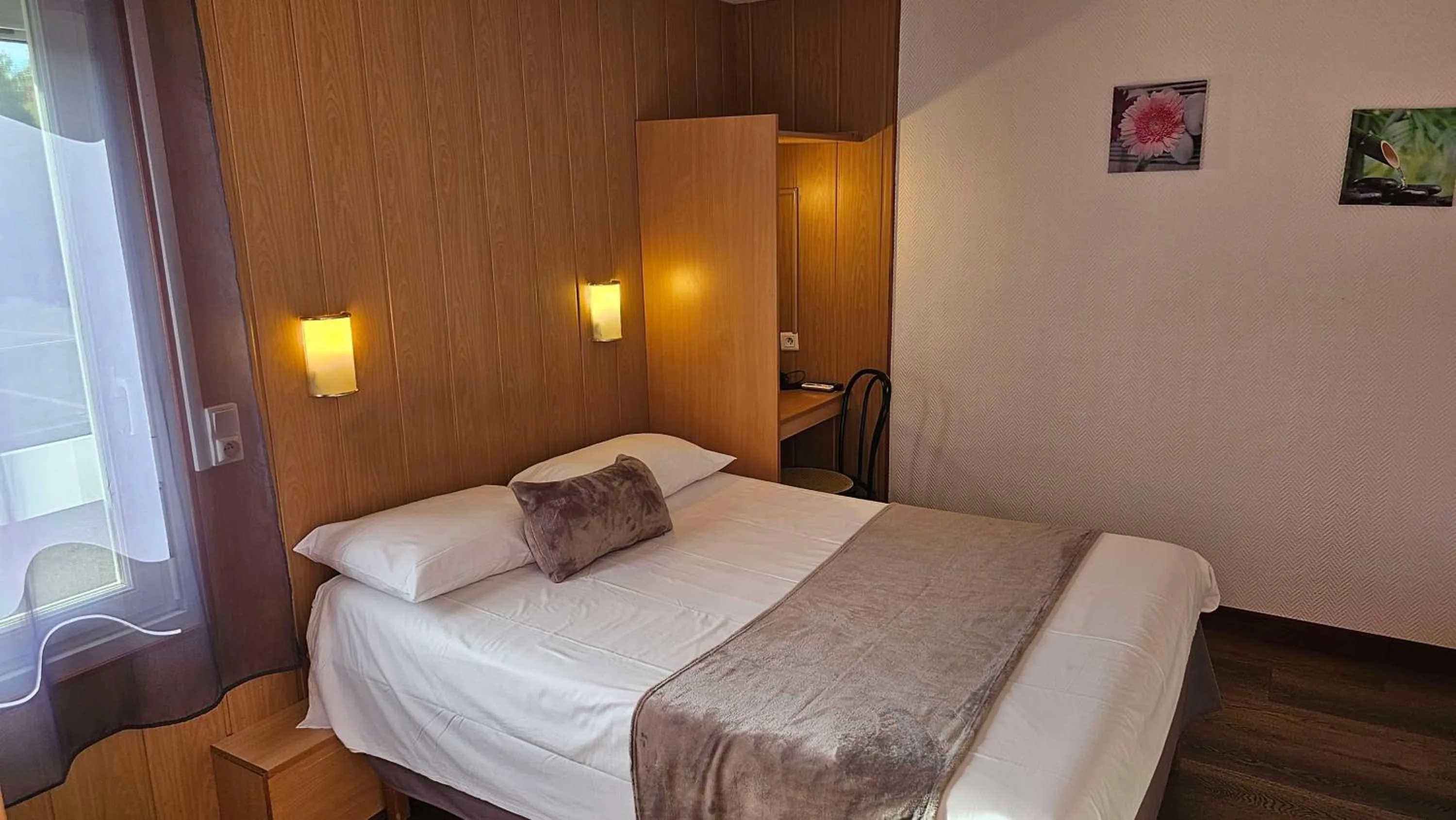 Bedroom, Bed in Brit Hotel Essentiel Pau Lescar