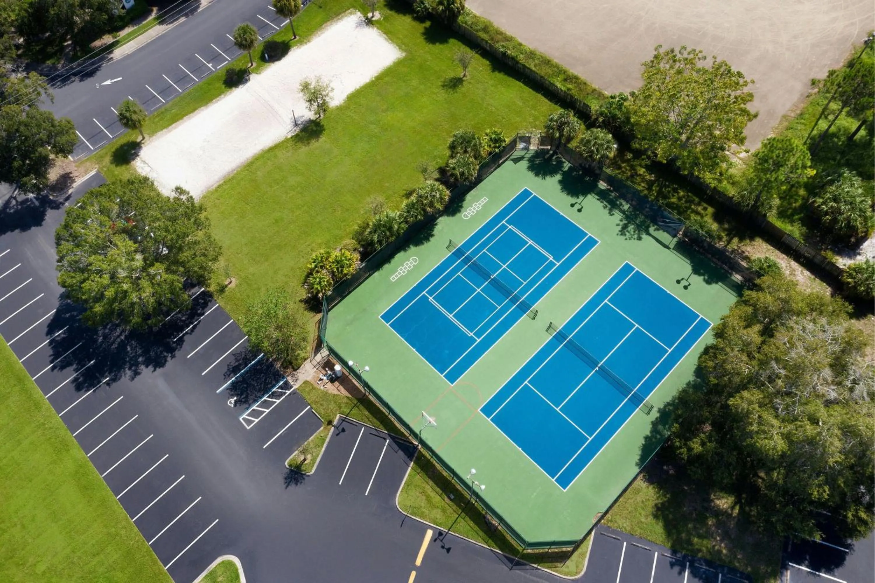 Tennis court in Delta Hotels by Marriott Orlando Celebration