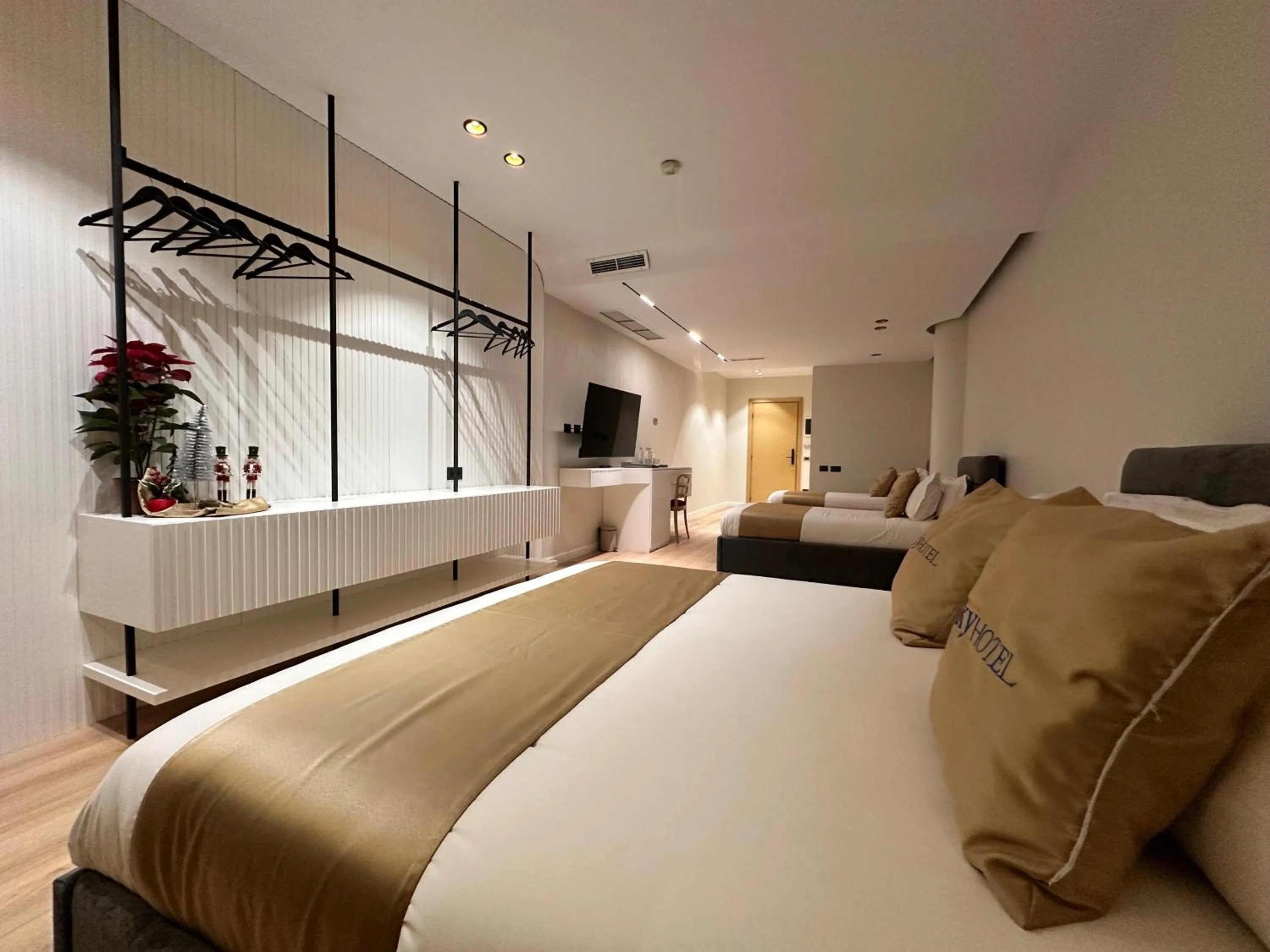 Communal lounge/ TV room, Bed in Sky 2 Hotel Tirana