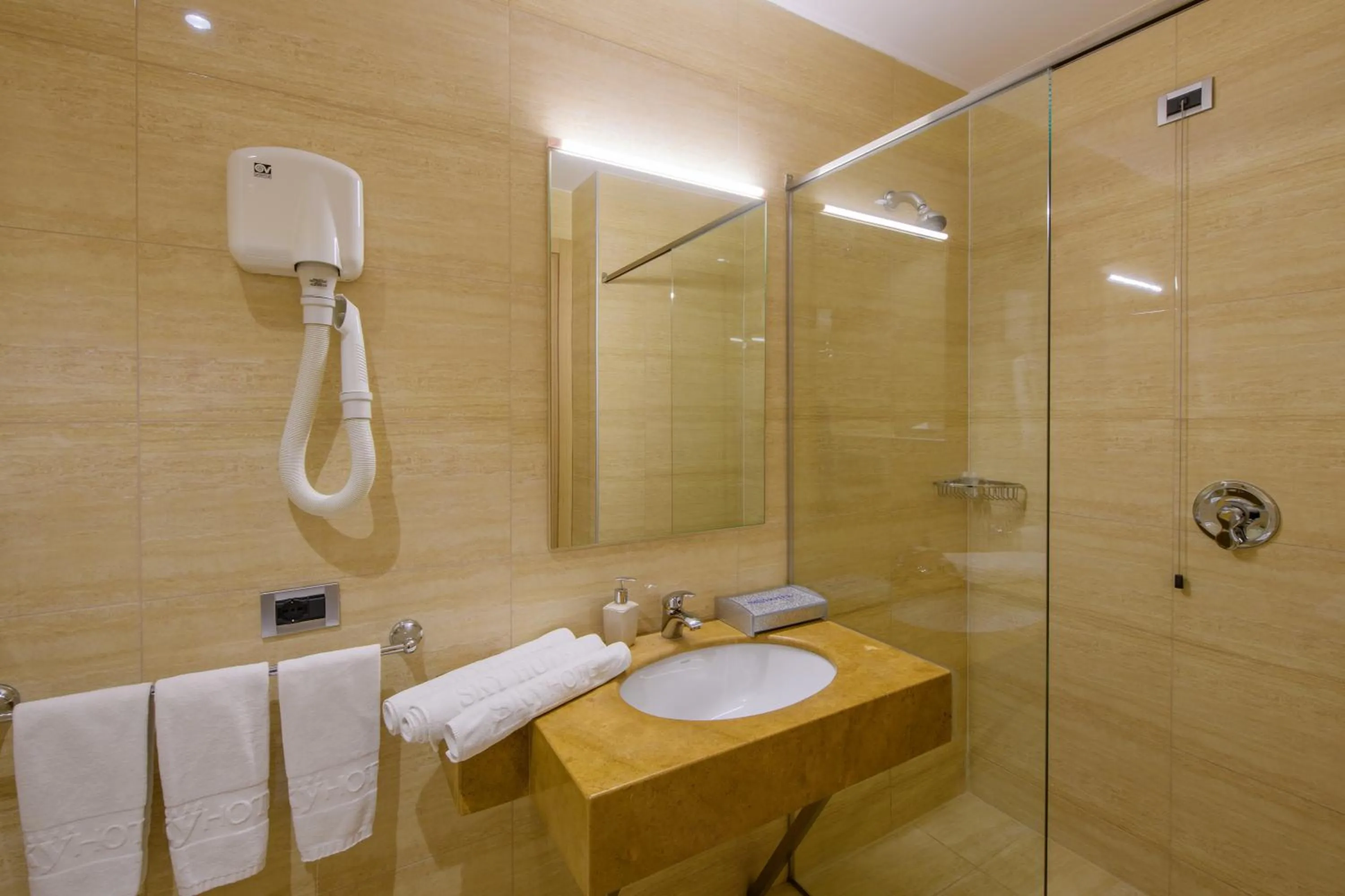 Shower in Sky 2 Hotel Tirana