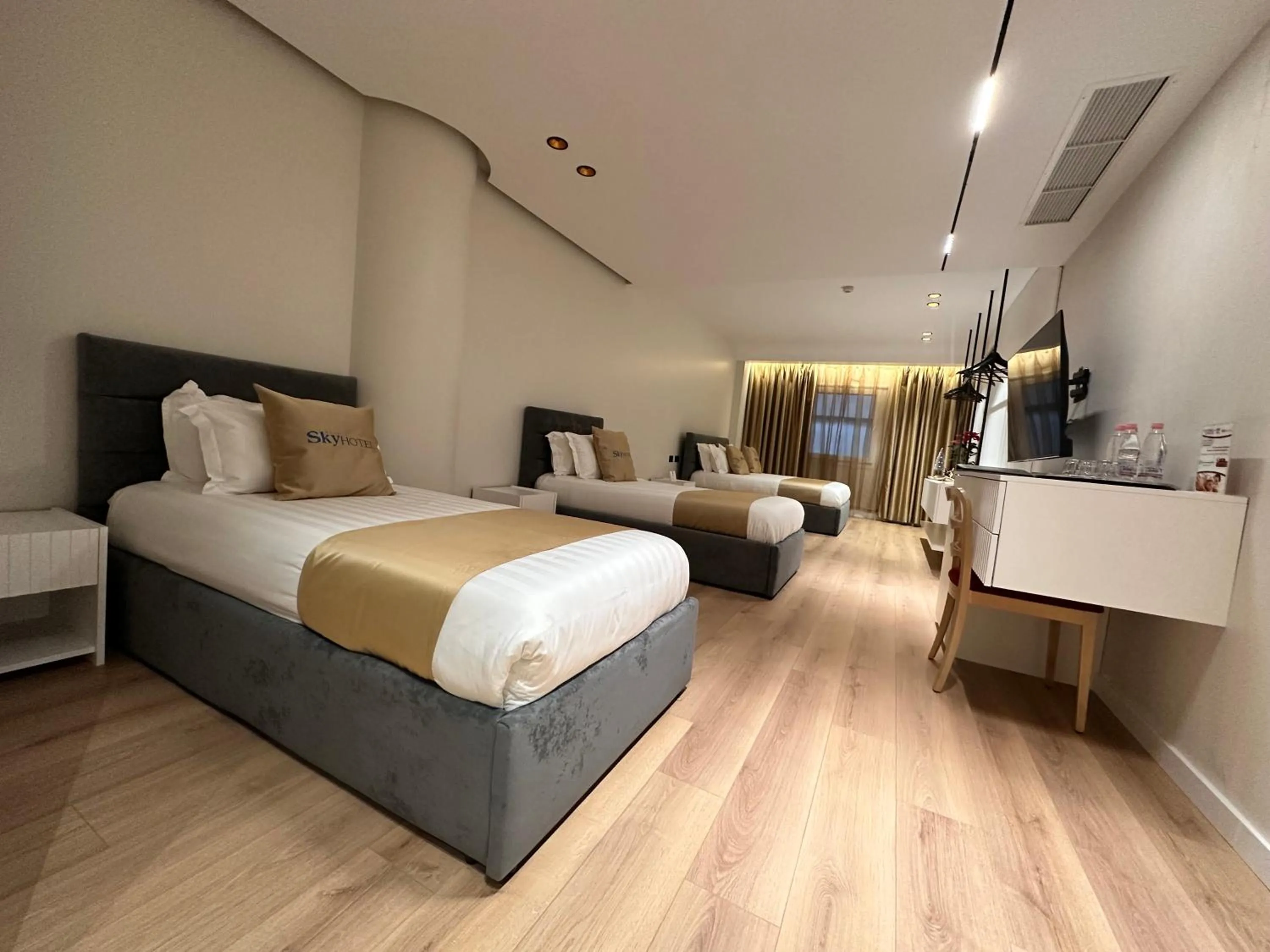 Communal lounge/ TV room, Bed in Sky 2 Hotel Tirana