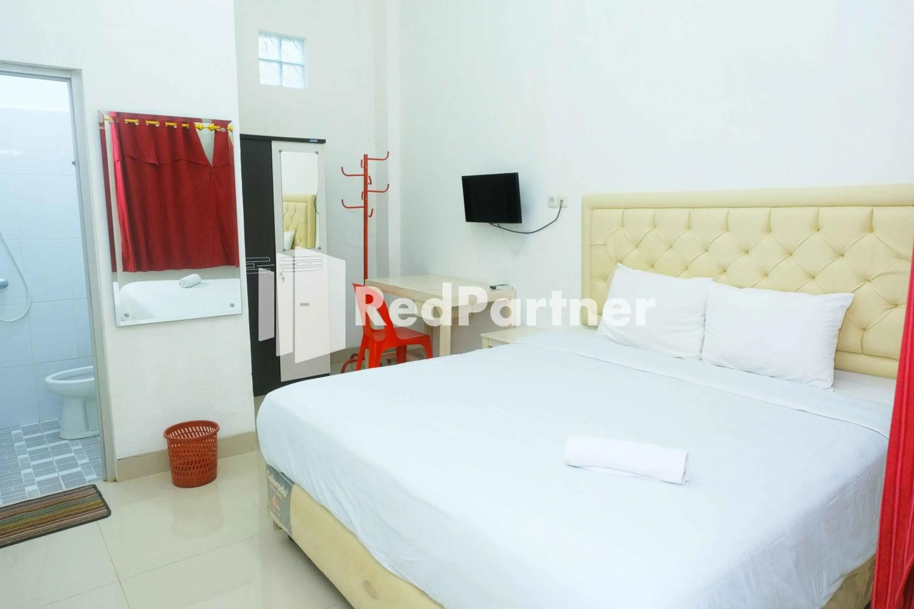 Bedroom, Bed in Fortuner Homestay Syariah Makassar Mitra RedDoorz