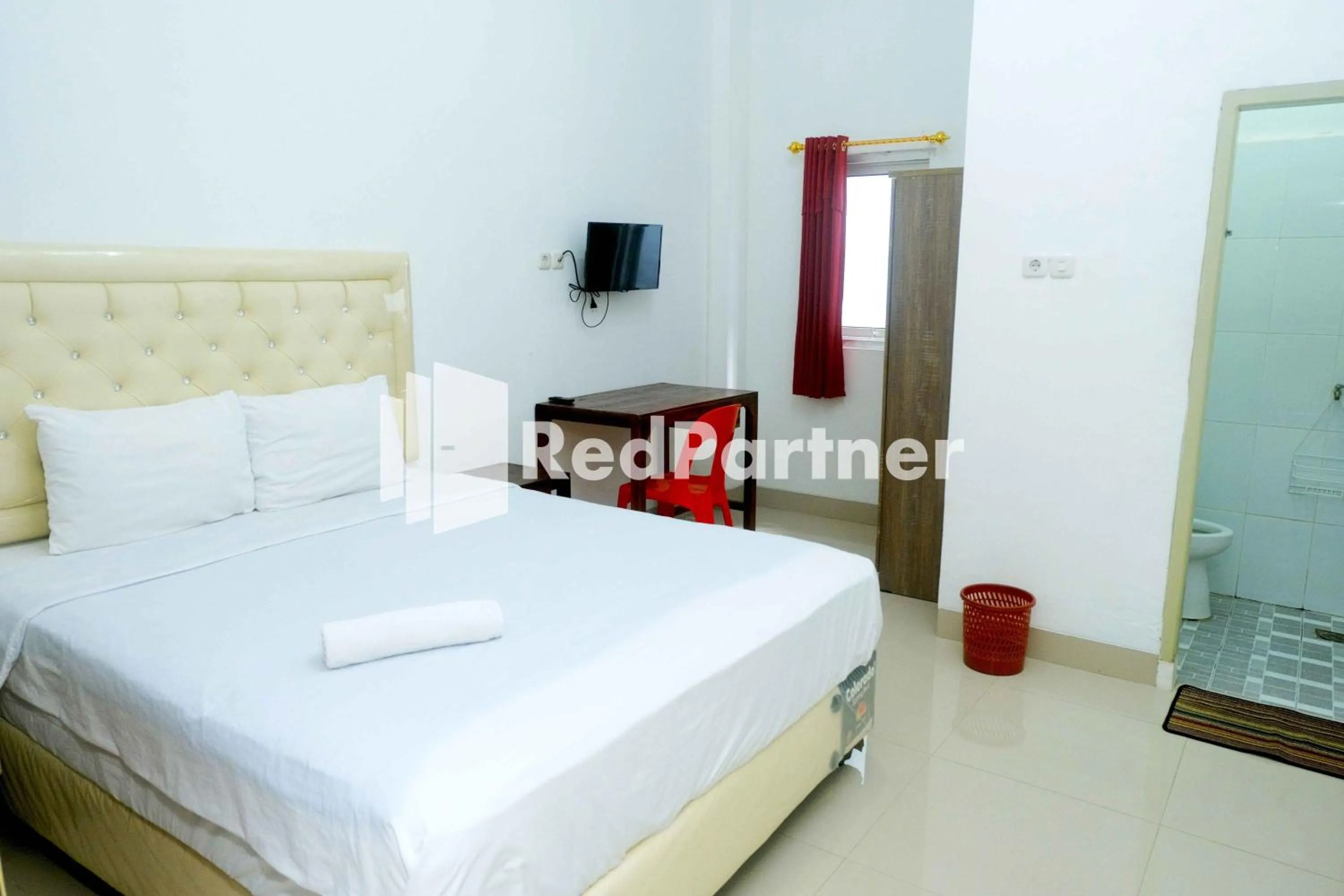 Bathroom, Bed in Fortuner Homestay Syariah Makassar Mitra RedDoorz