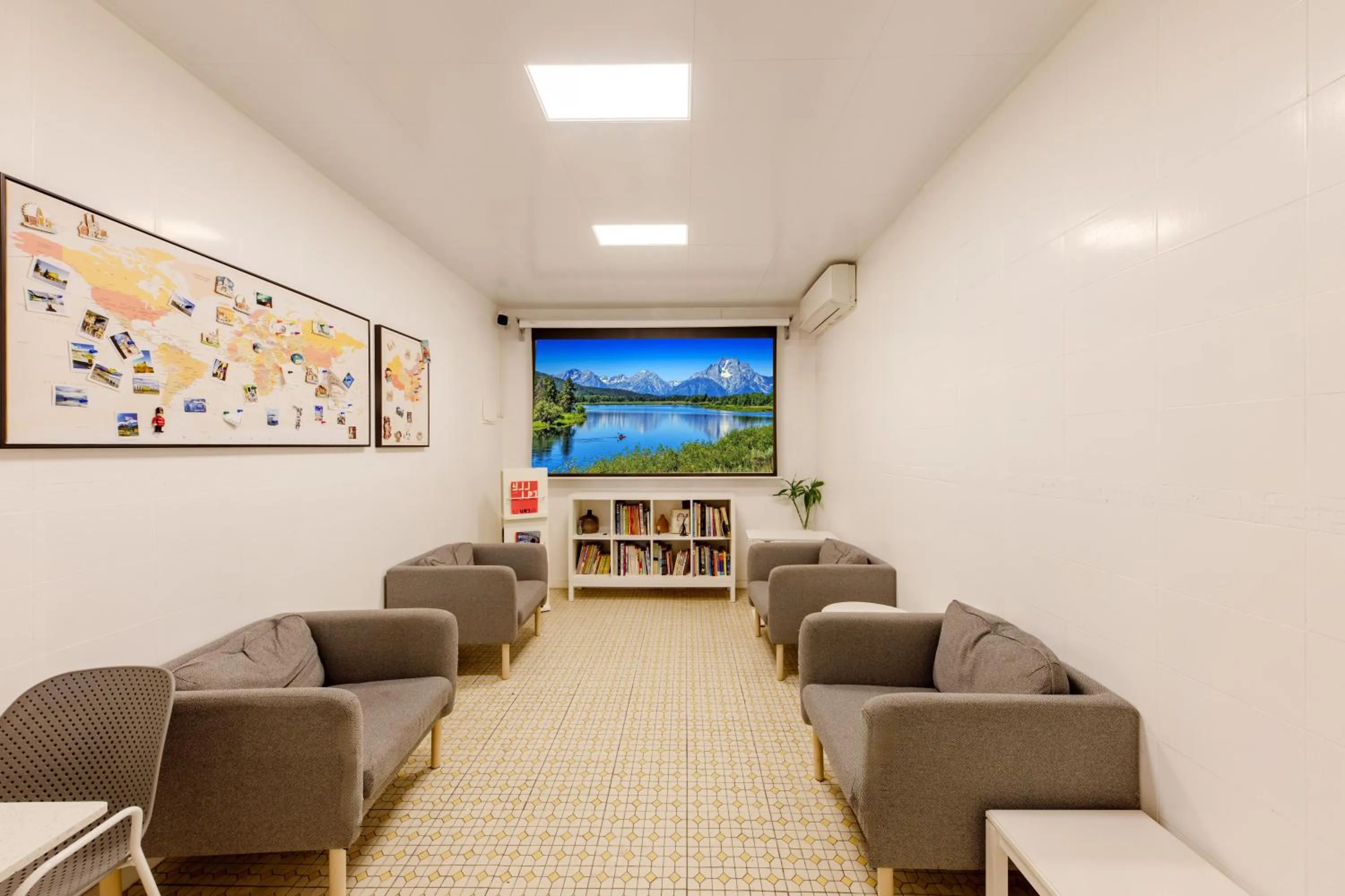 Communal lounge/ TV room in Shenzhen Loft Youth Hostel