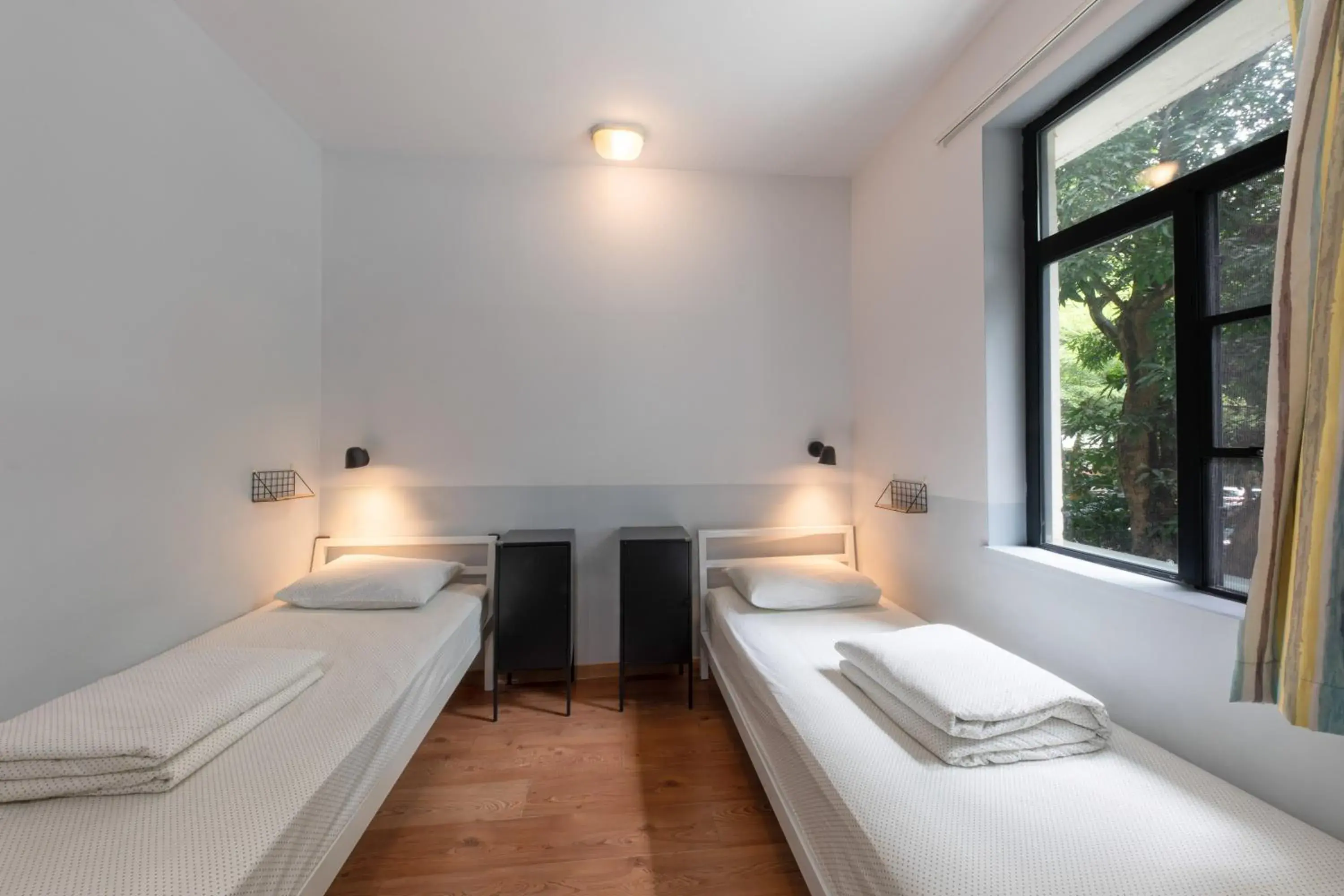 Single Bed in boy's Dormitory Room in Shenzhen Loft Youth Hostel Single Bed in boy's Dormitory Room in Shenzhen Loft Youth Hostel