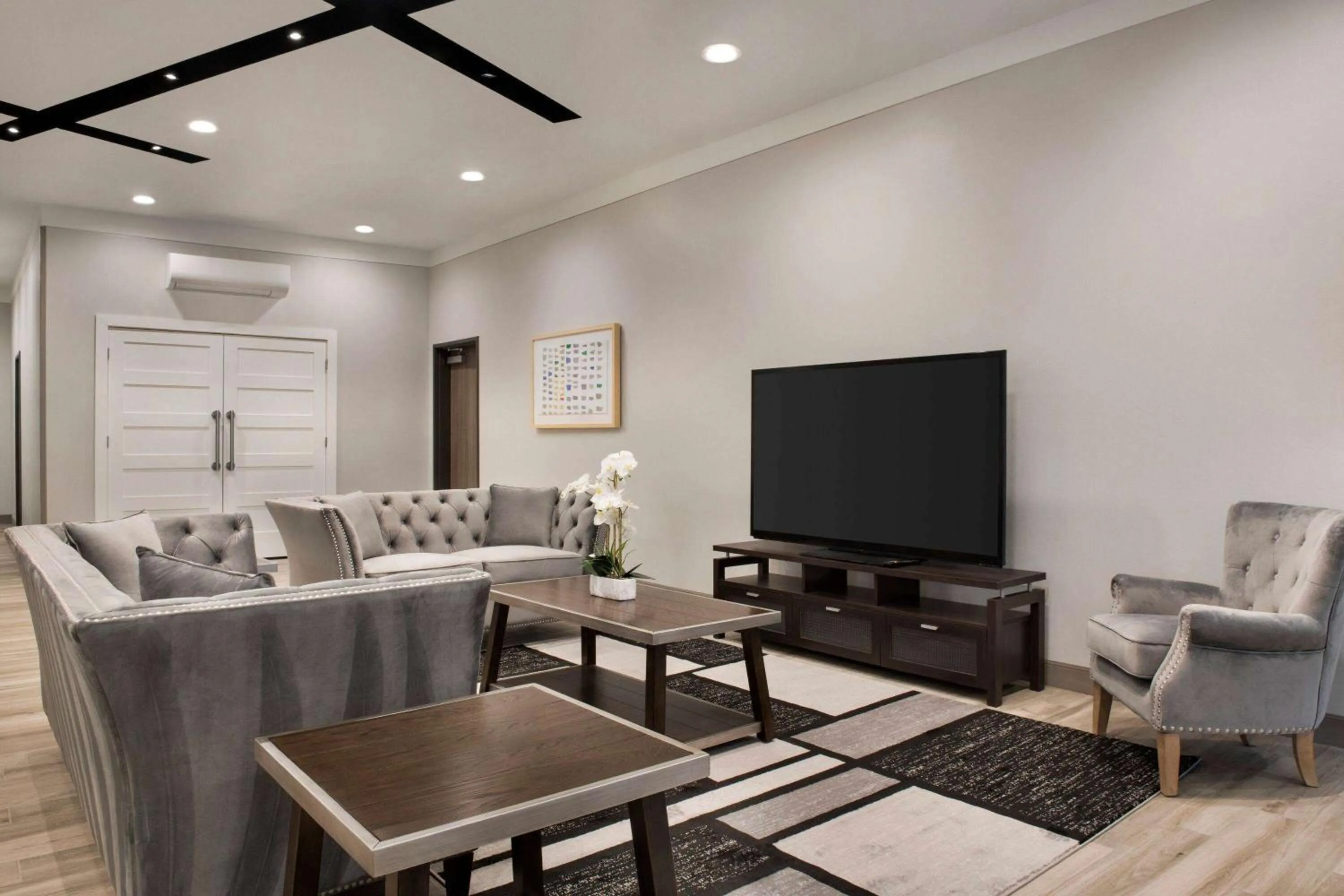 Photo of the whole room in Days Inn by Wyndham Beaumont West I-10 Walden