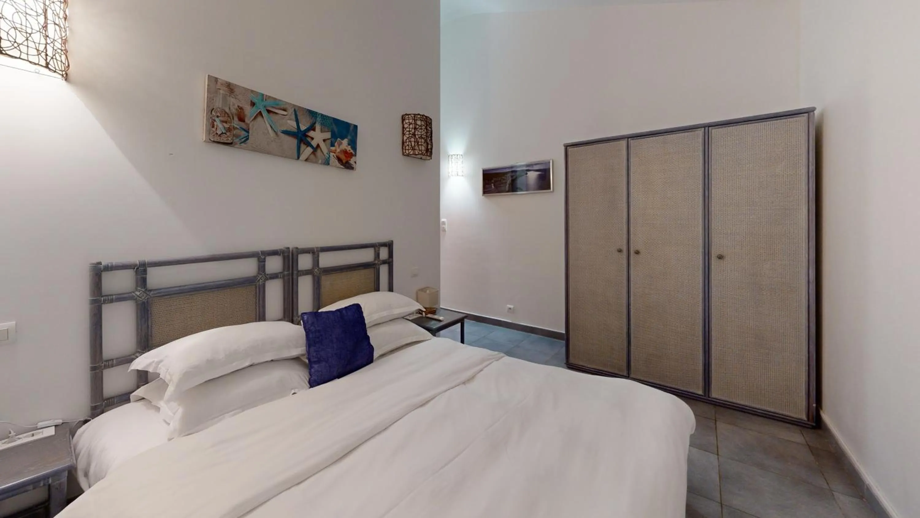 Bed in Poisson Rouge