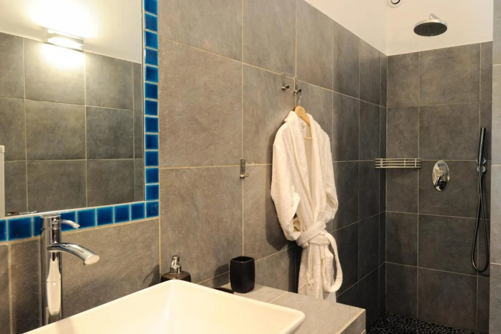 Shower in Poisson Rouge