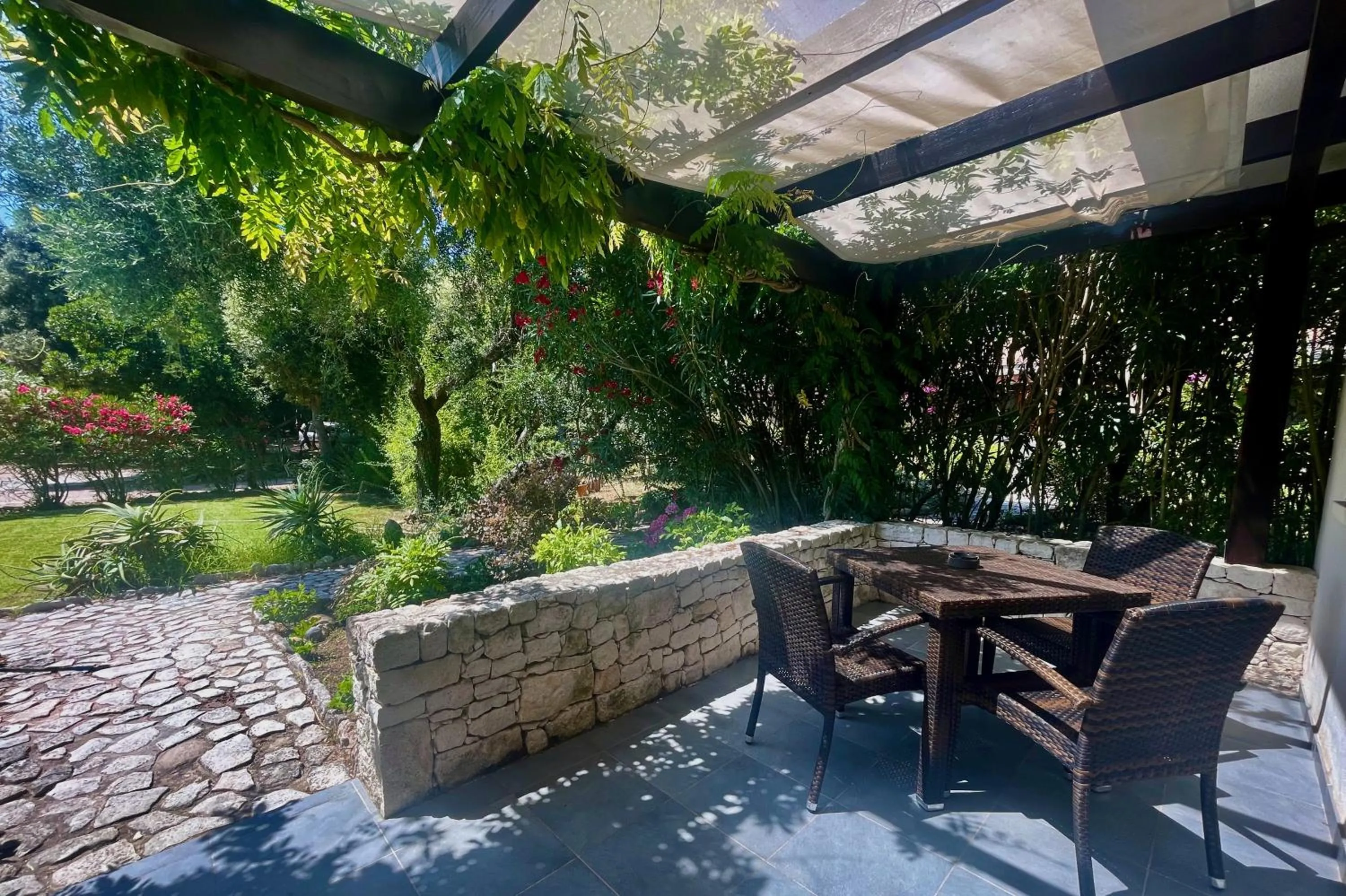 Patio in Poisson Rouge