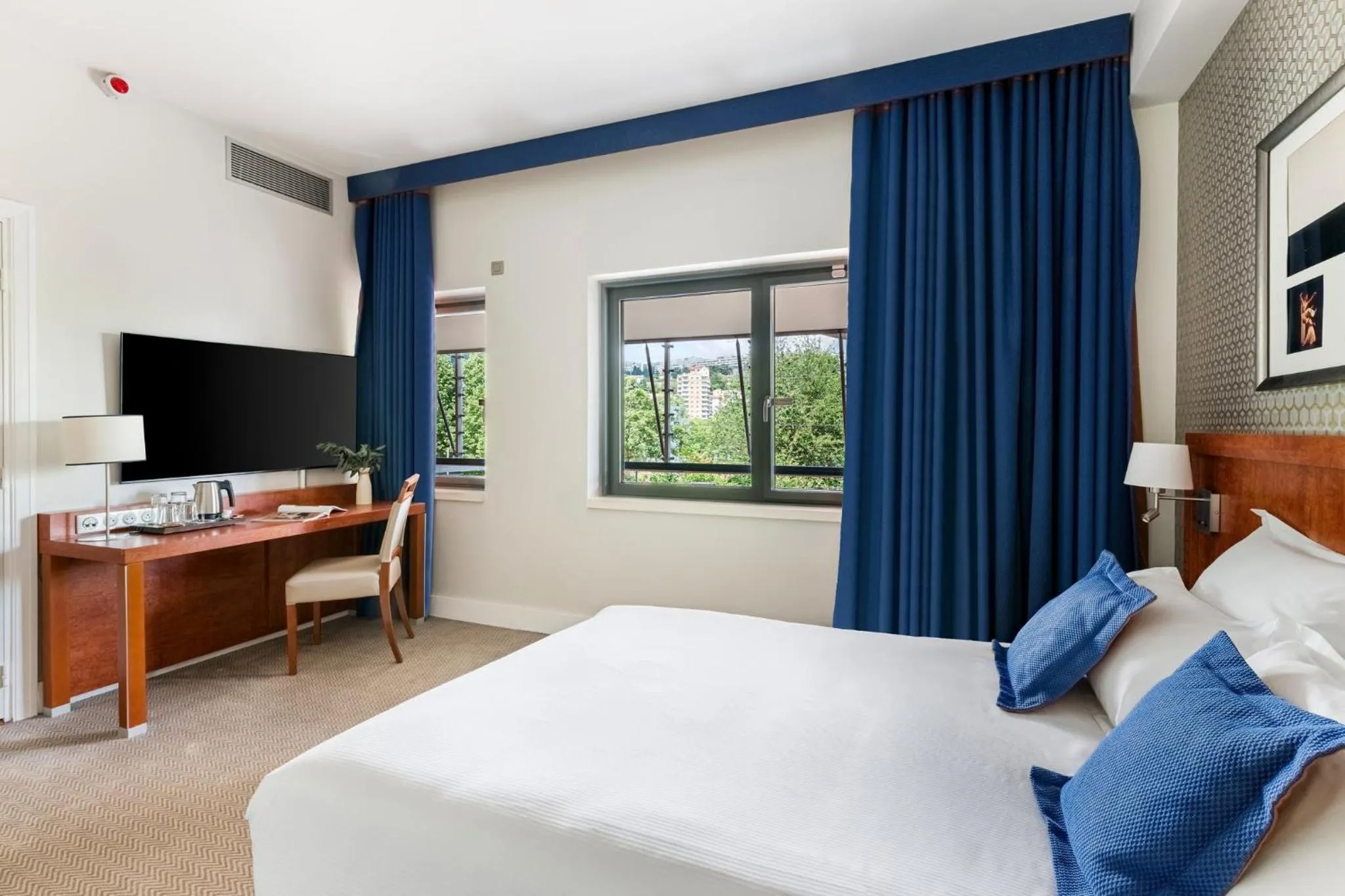 Photo of the whole room, Bed in Crowne Plaza Lyon - Cité Internationale