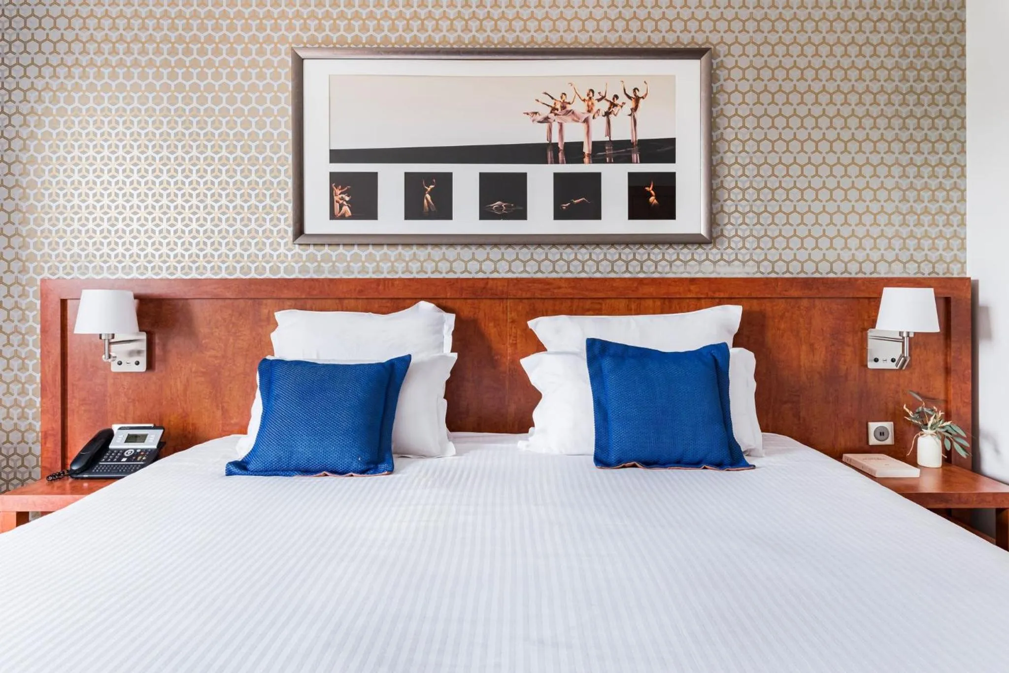 Photo of the whole room, Bed in Crowne Plaza Lyon - Cité Internationale