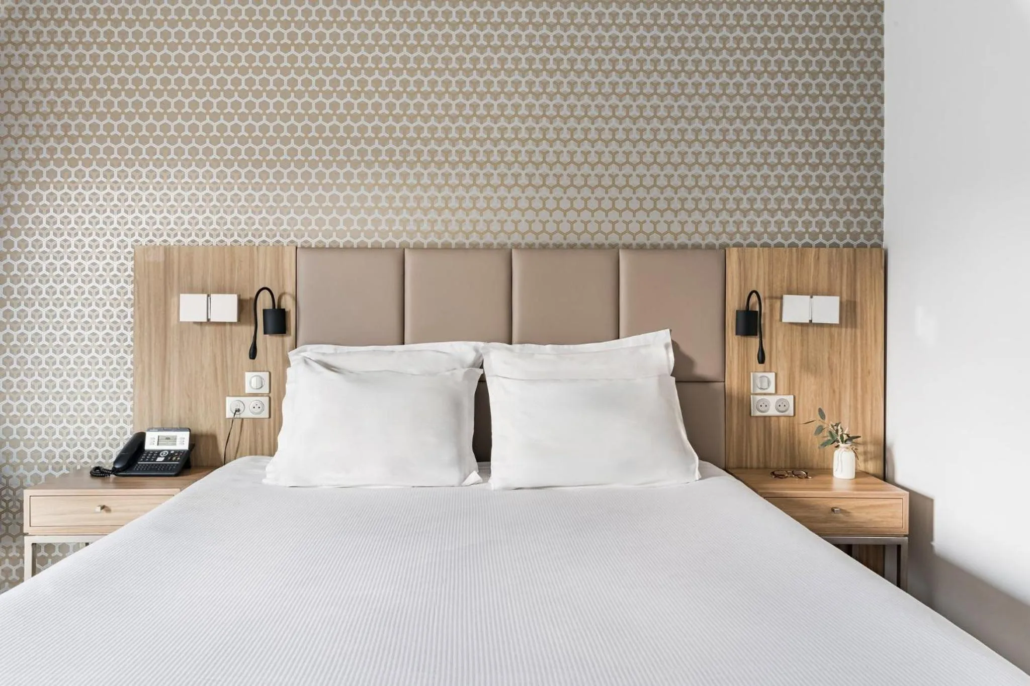 Photo of the whole room, Bed in Crowne Plaza Lyon - Cité Internationale