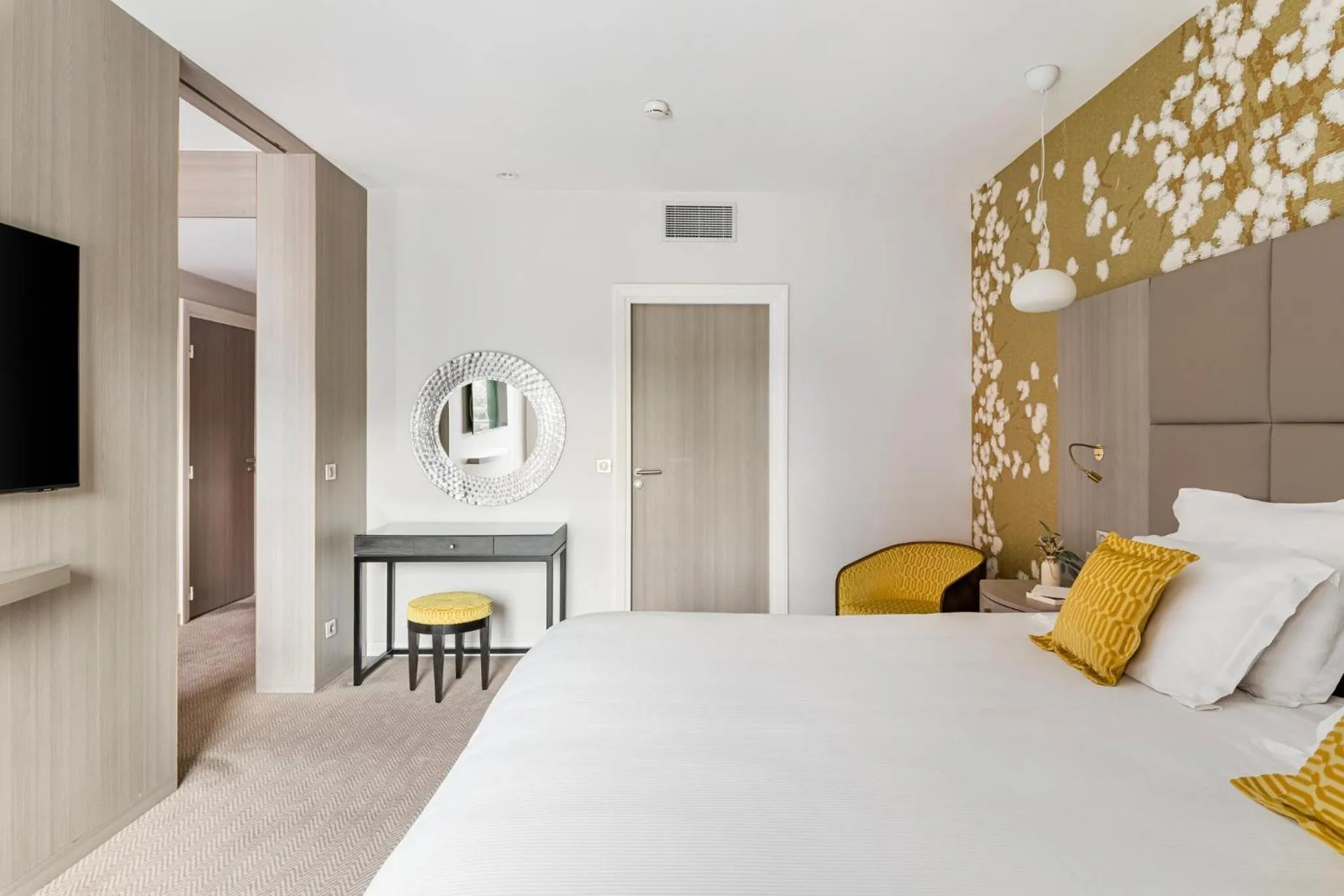 Photo of the whole room, Bed in Crowne Plaza Lyon - Cité Internationale