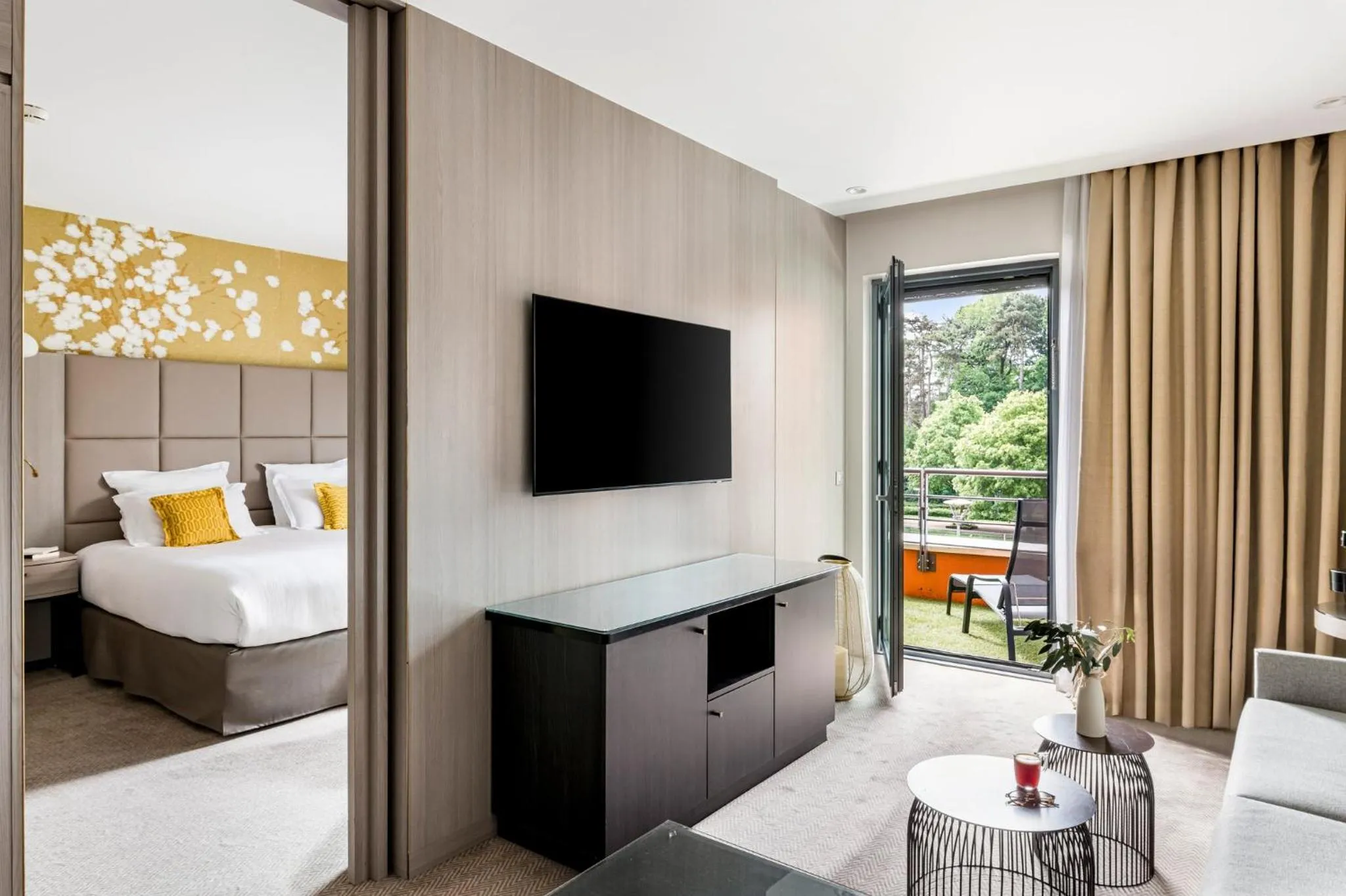 Photo of the whole room, Bed in Crowne Plaza Lyon - Cité Internationale