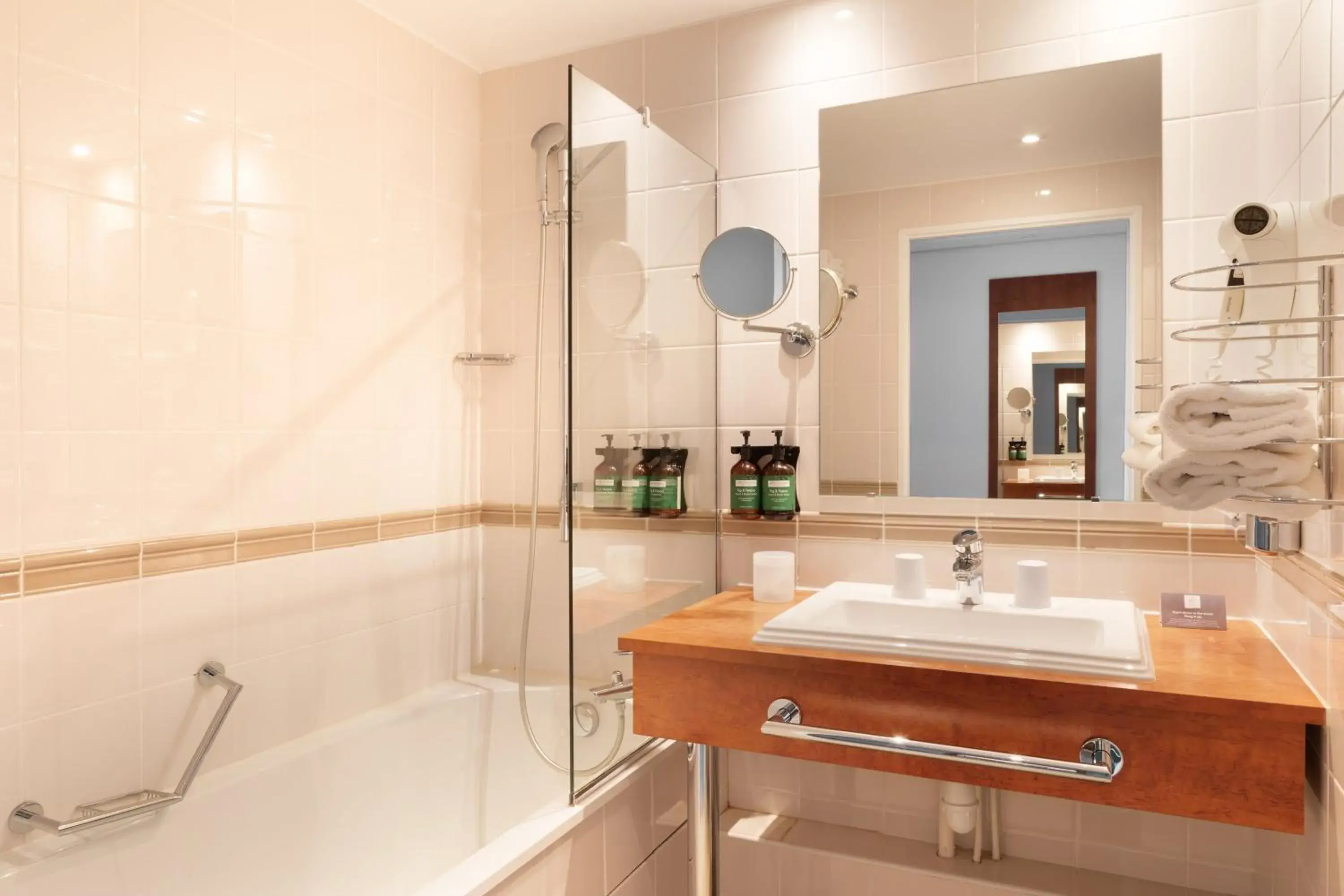 Superior Twin Room with Bedspark or River View in Crowne Plaza Lyon - Cité Internationale Superior Twin Room with Bedspark or River View in Crowne Plaza Lyon - Cité Internationale