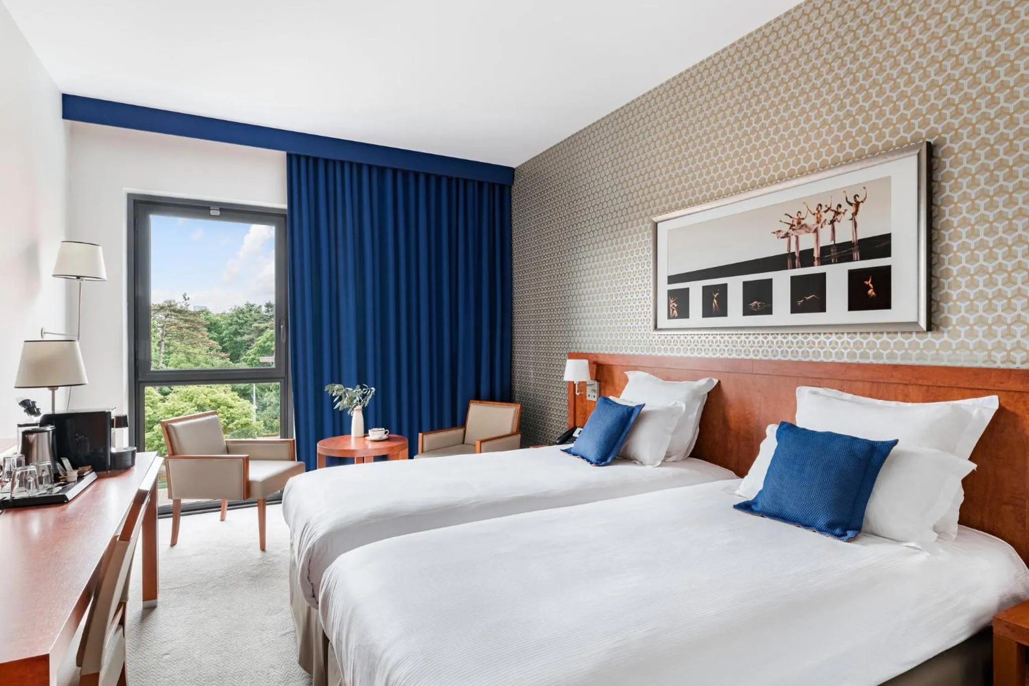 Photo of the whole room, Bed in Crowne Plaza Lyon - Cité Internationale