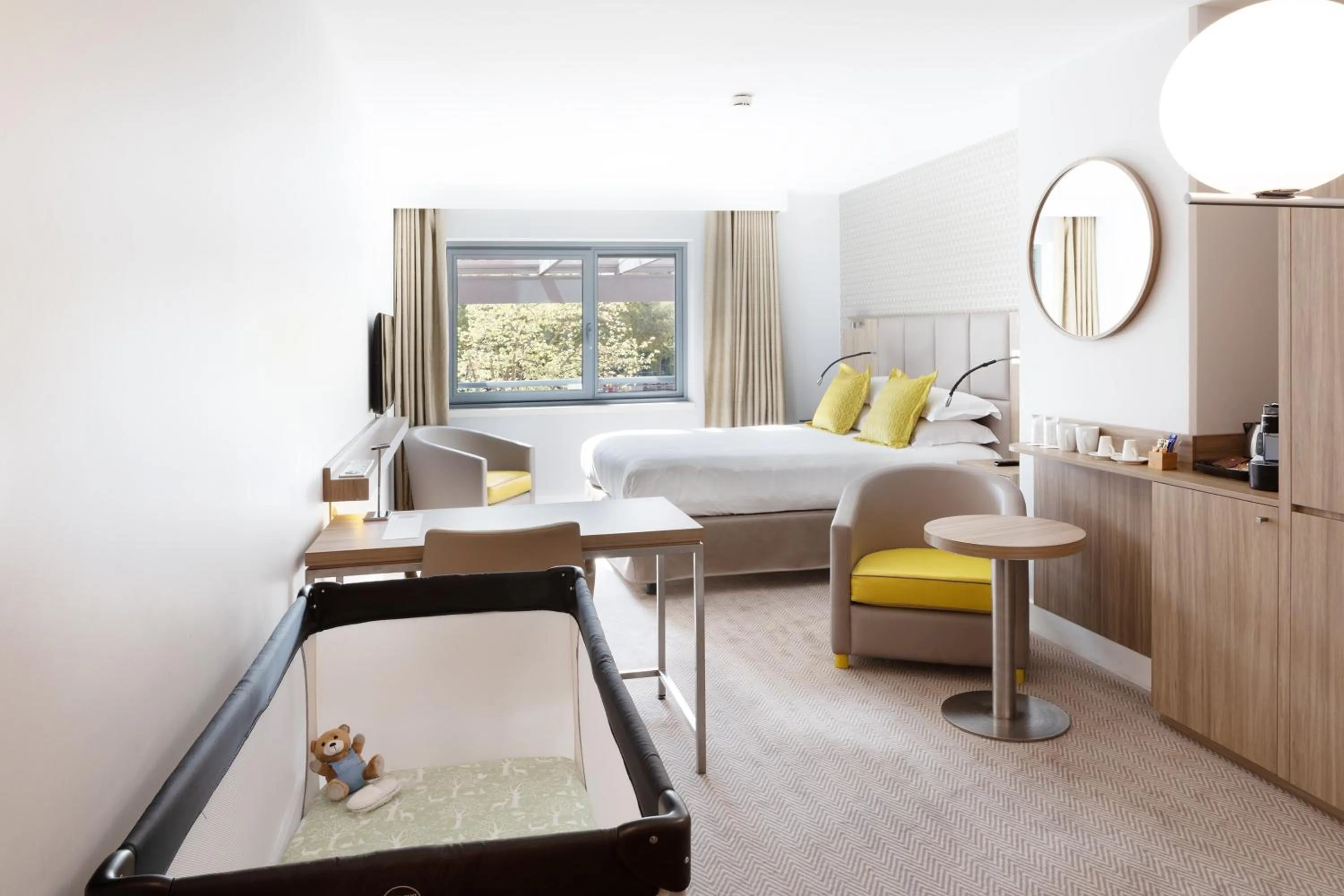 Photo of the whole room, Bed in Crowne Plaza Lyon - Cité Internationale