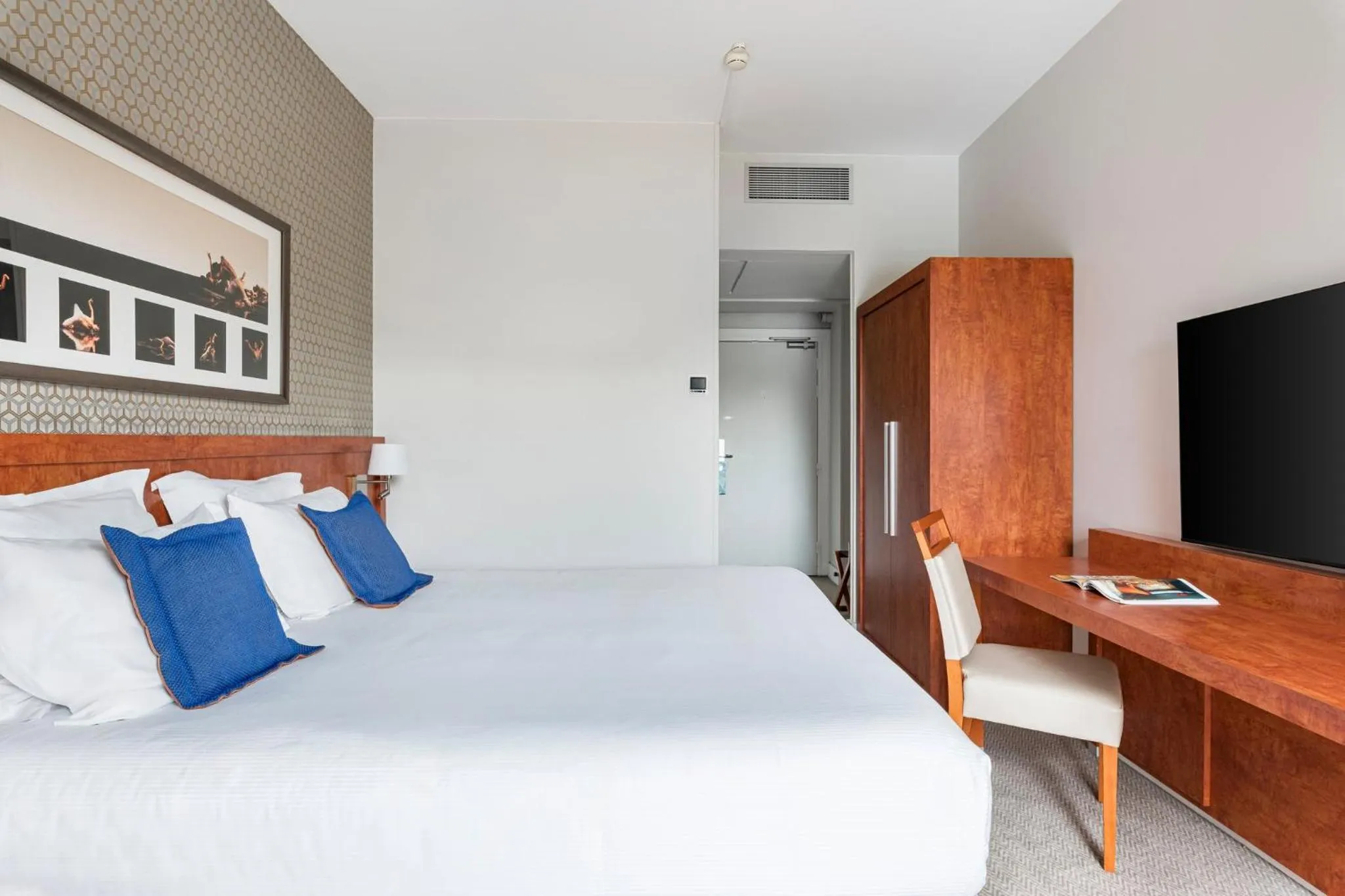 Photo of the whole room, Bed in Crowne Plaza Lyon - Cité Internationale