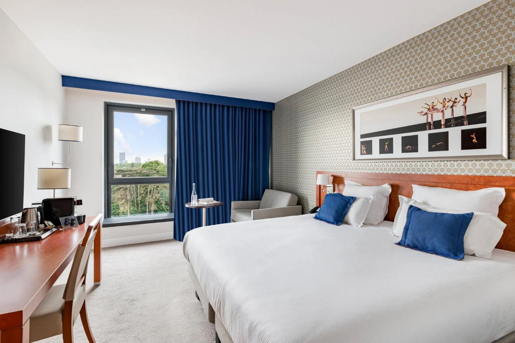 Photo of the whole room, Bed in Crowne Plaza Lyon - Cité Internationale