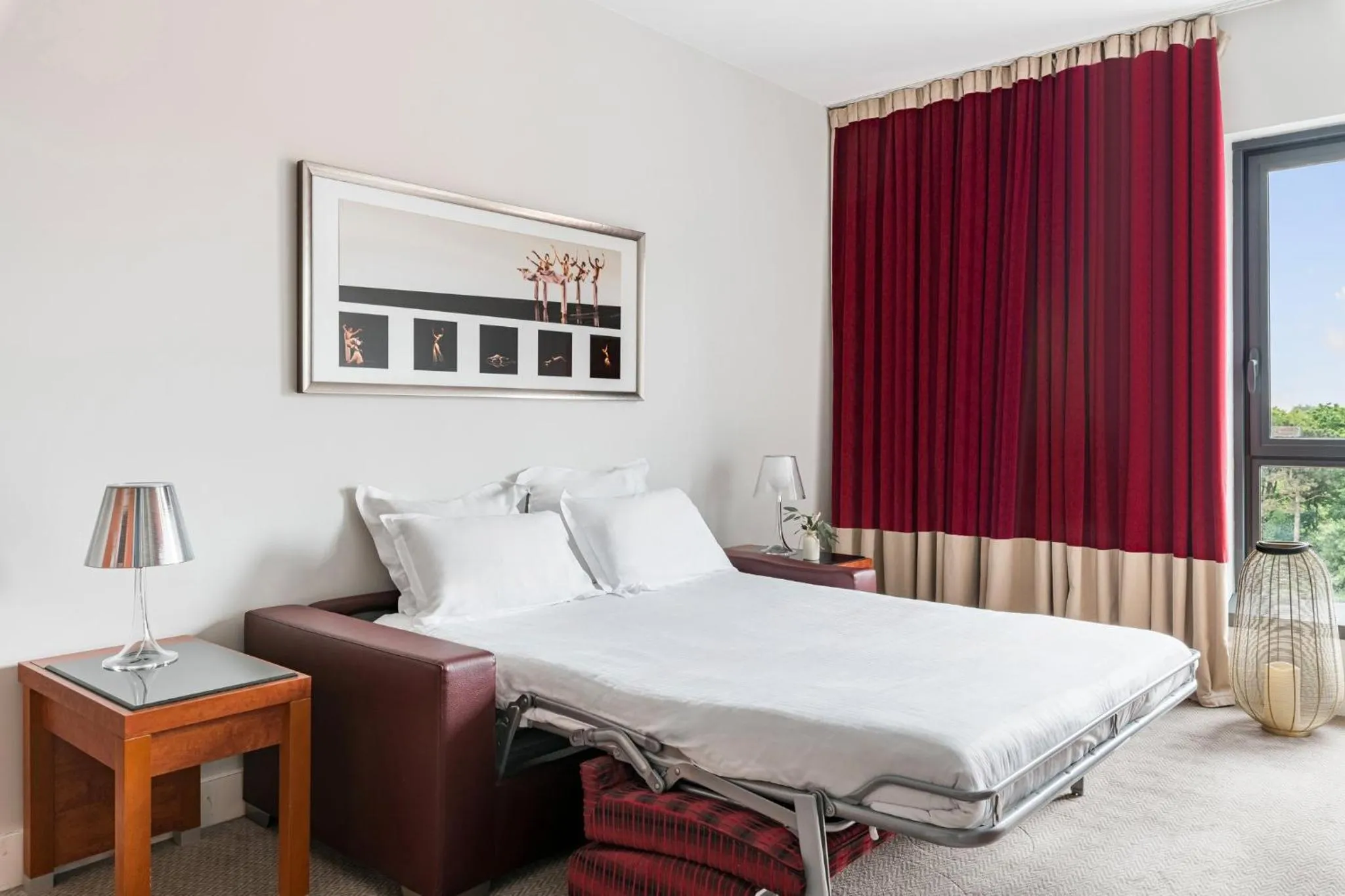 Photo of the whole room, Bed in Crowne Plaza Lyon - Cité Internationale