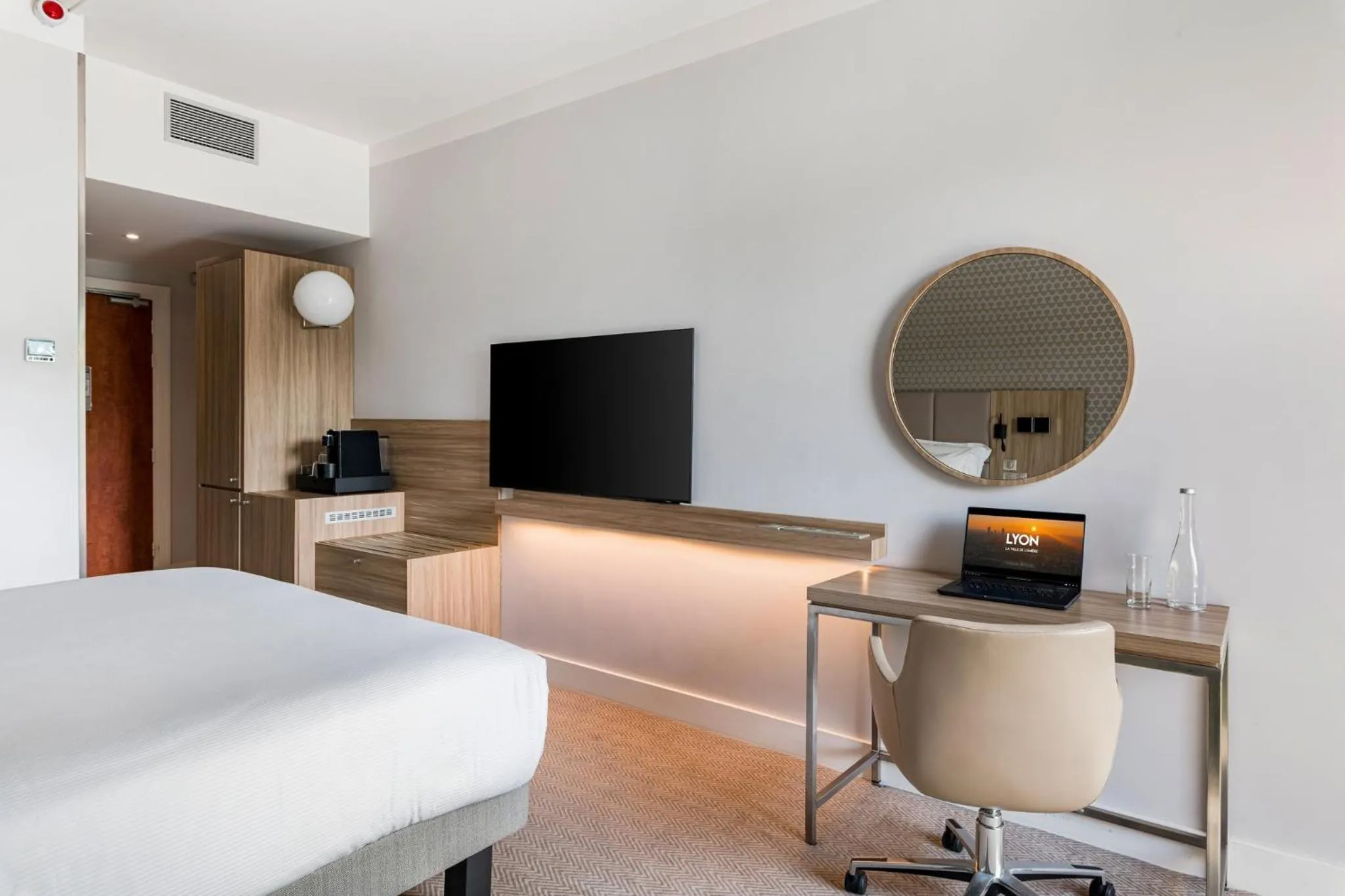 Photo of the whole room in Crowne Plaza Lyon - Cité Internationale