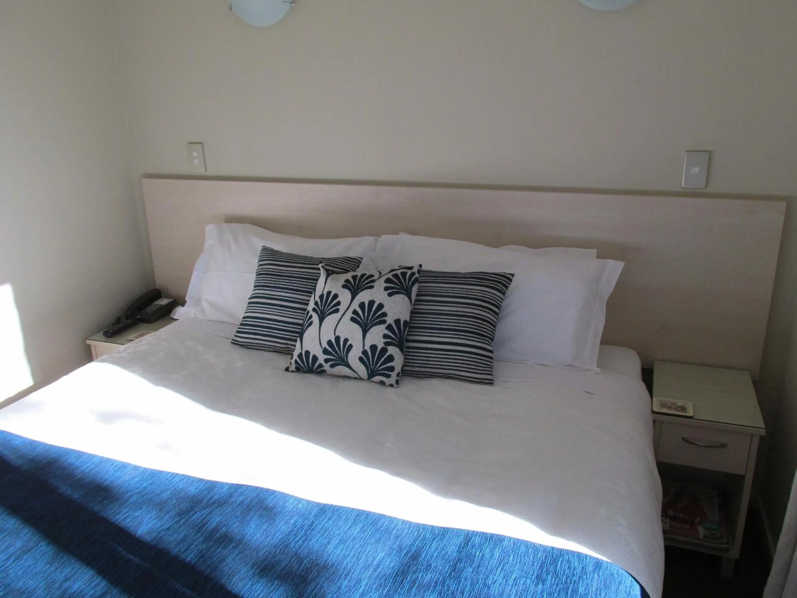 Living room, Bed in 166 Majestic Court Motel