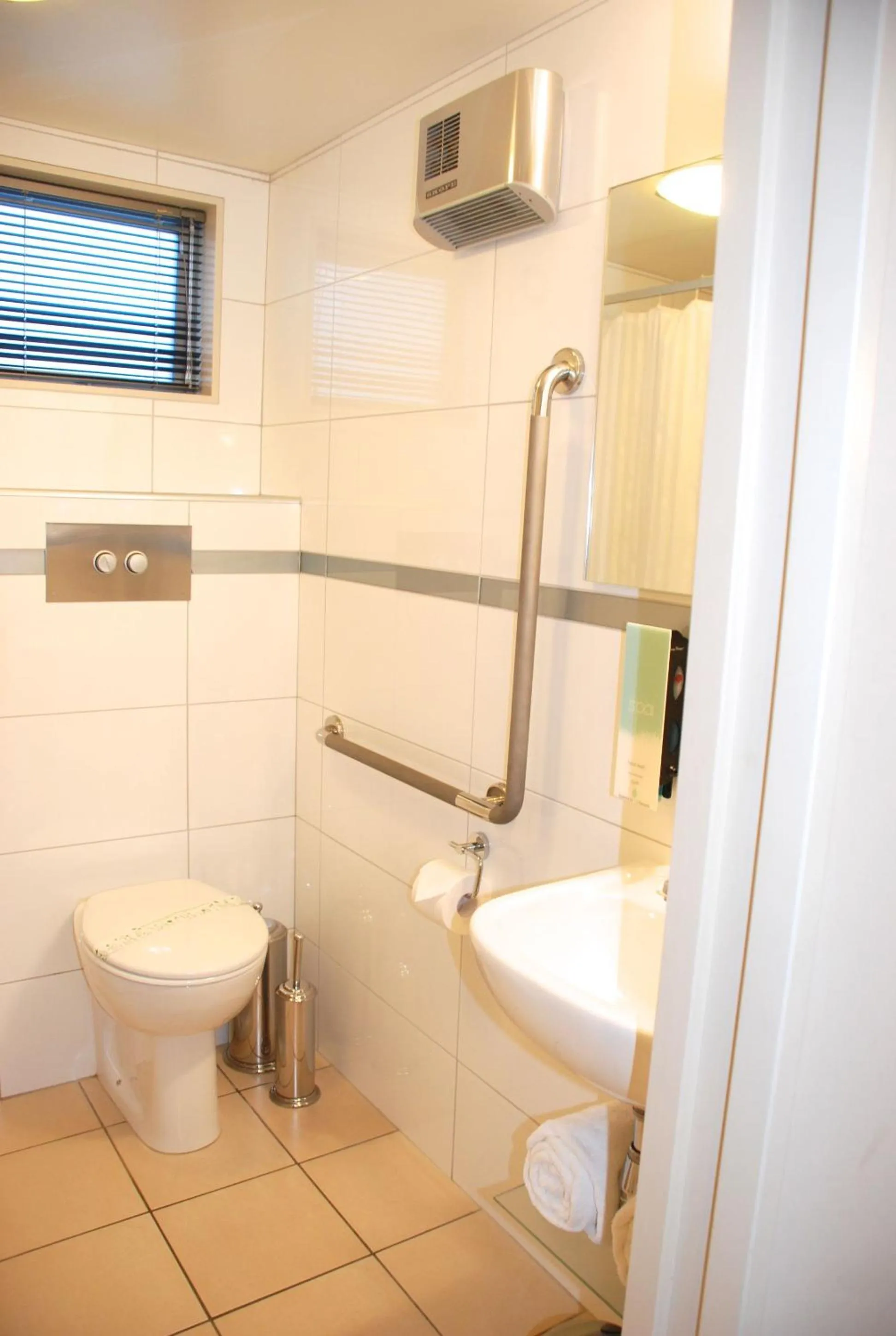 Bathroom in 166 Majestic Court Motel