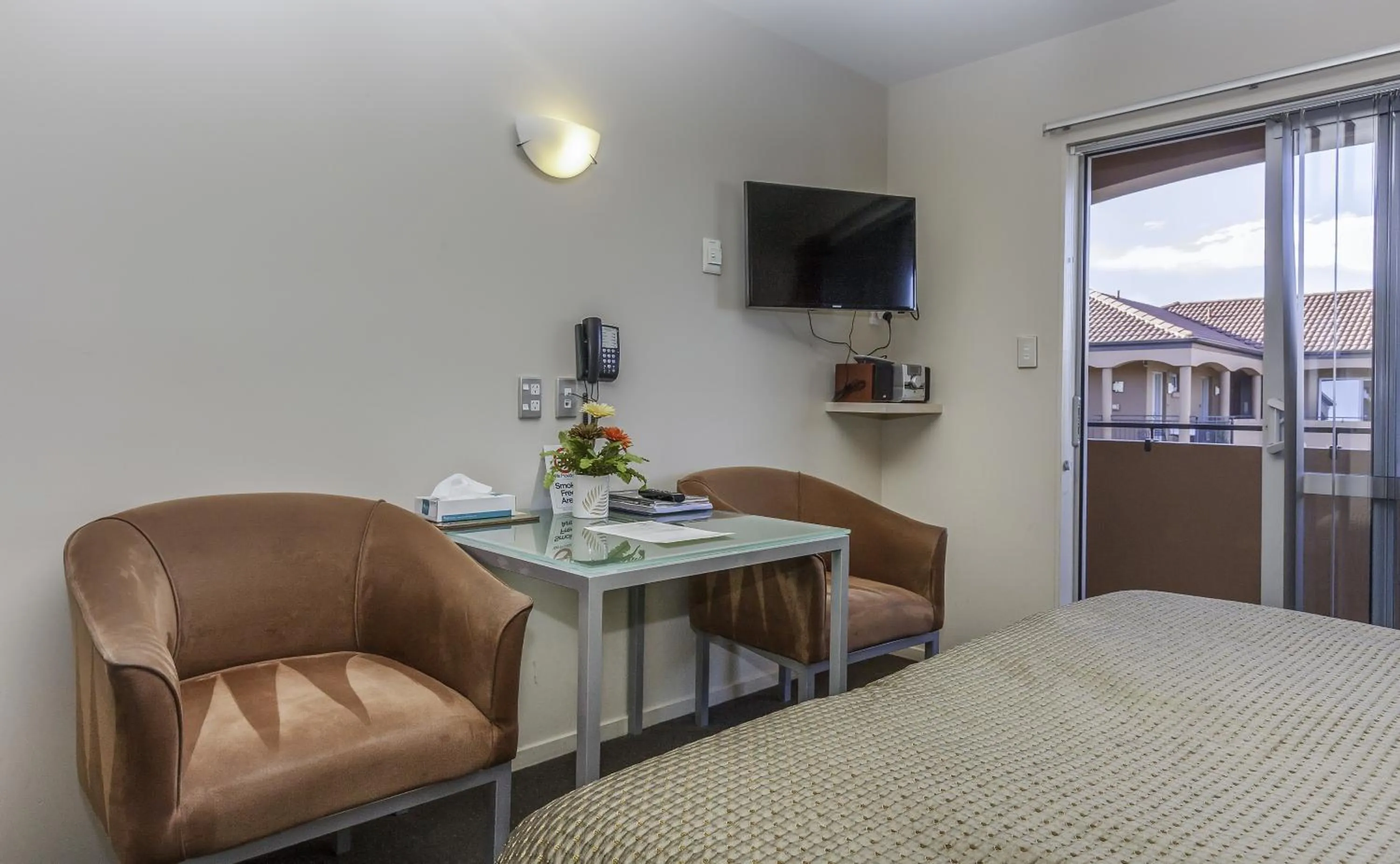 TV and multimedia in 166 Majestic Court Motel