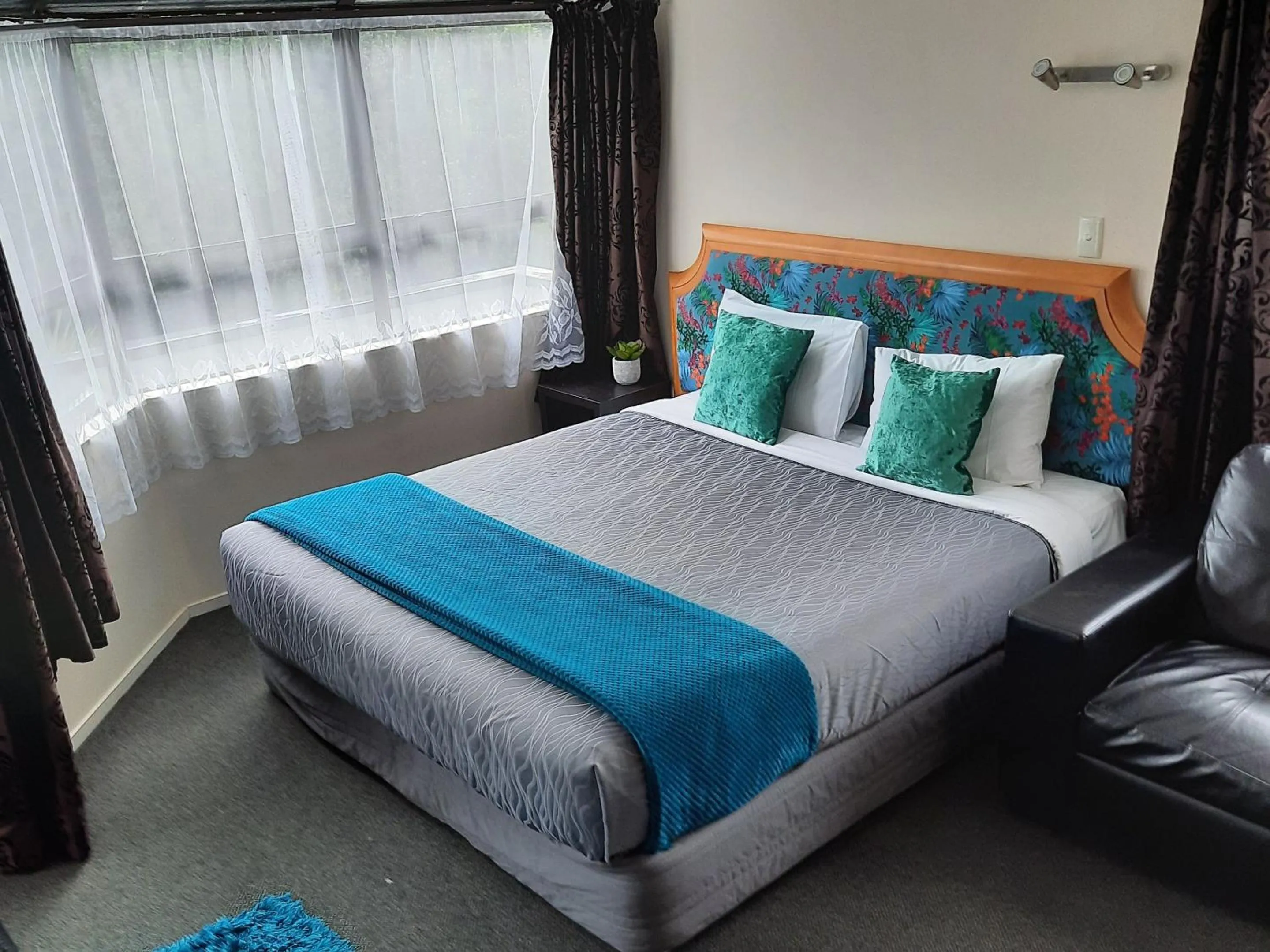 Bed in Pembrooke Motor Lodge