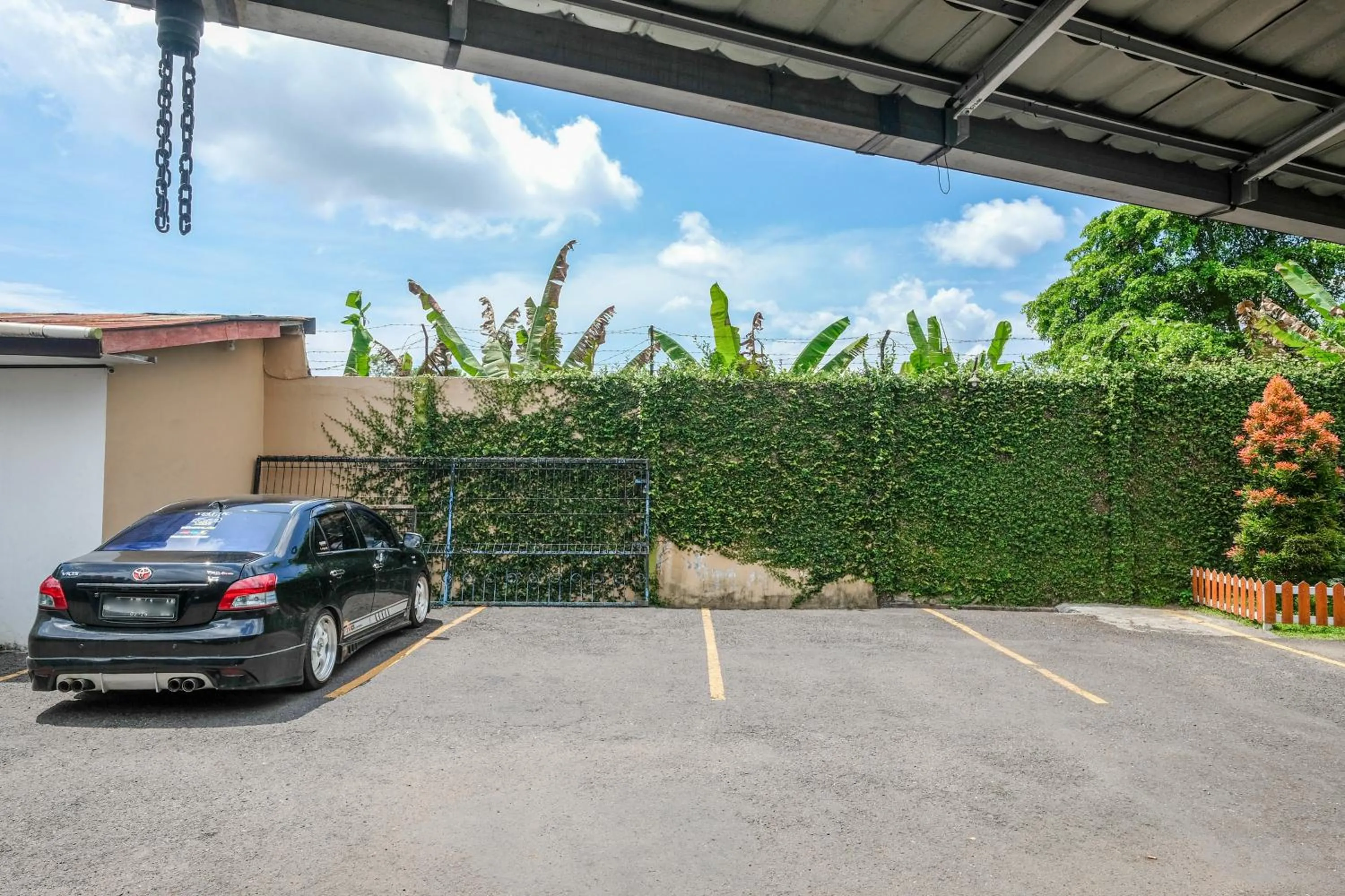 Parking in RedDoorz near GOR Satria 3