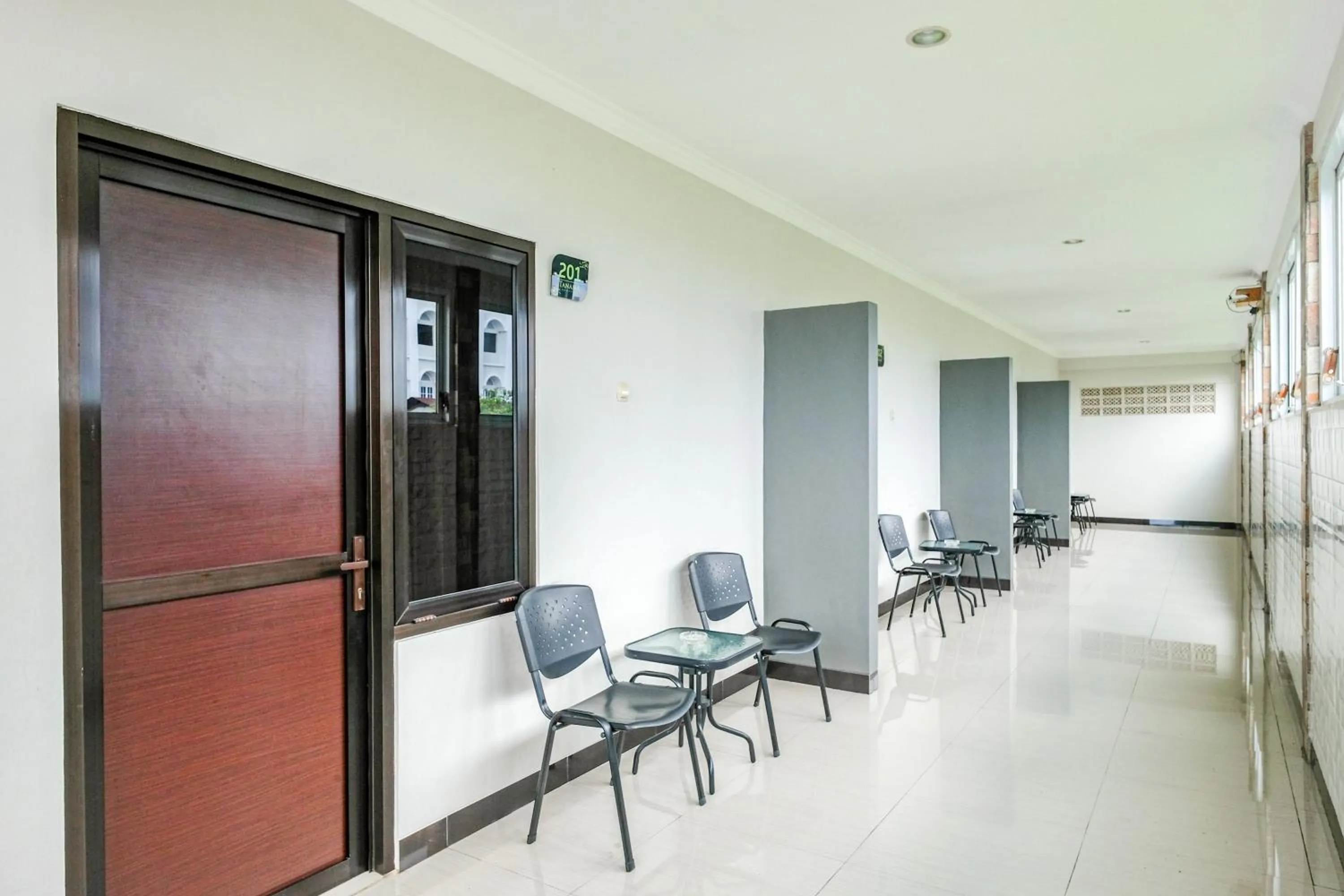 Seating area in RedDoorz near GOR Satria 3