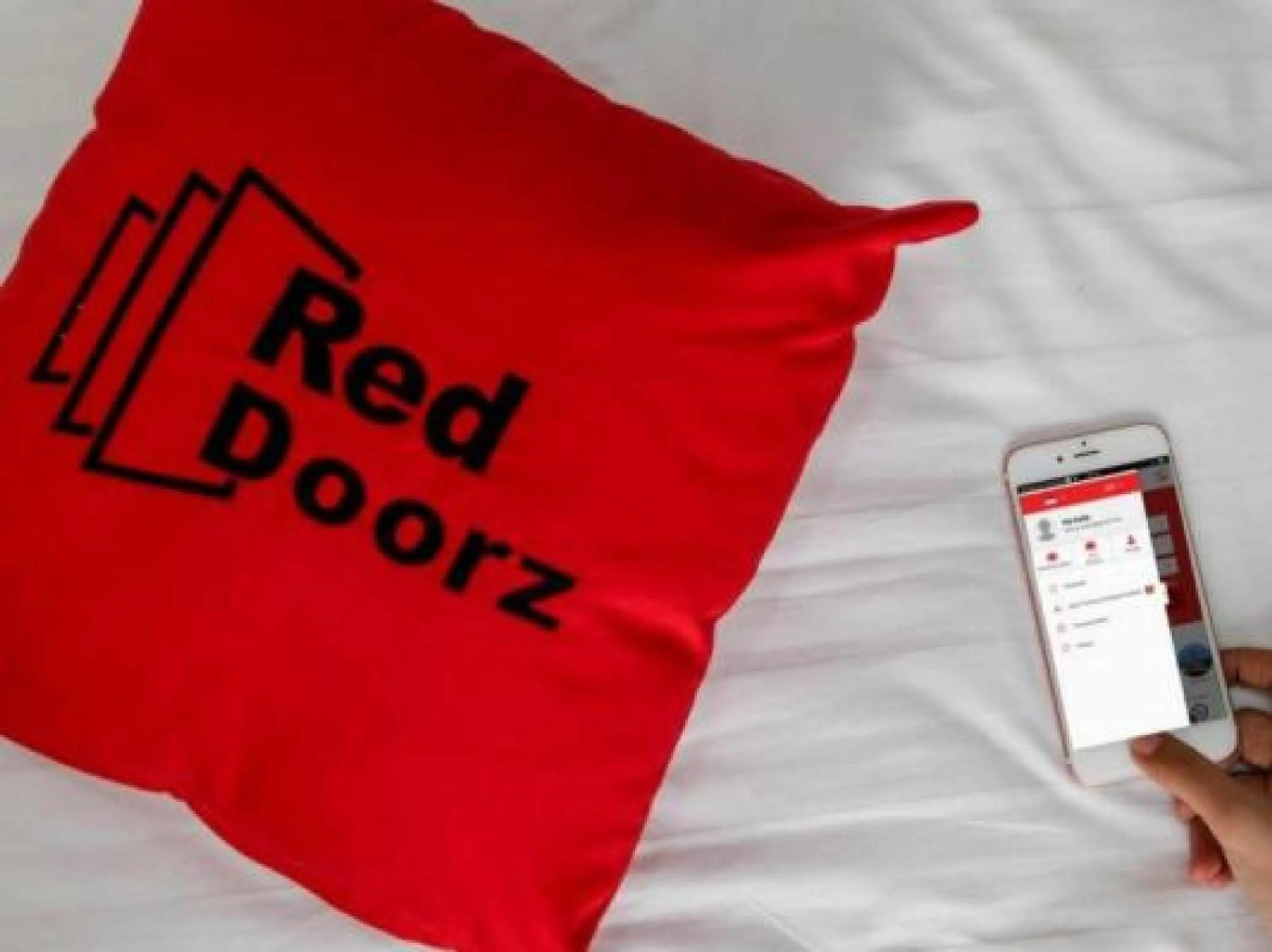 Bed in RedDoorz near GOR Satria 3