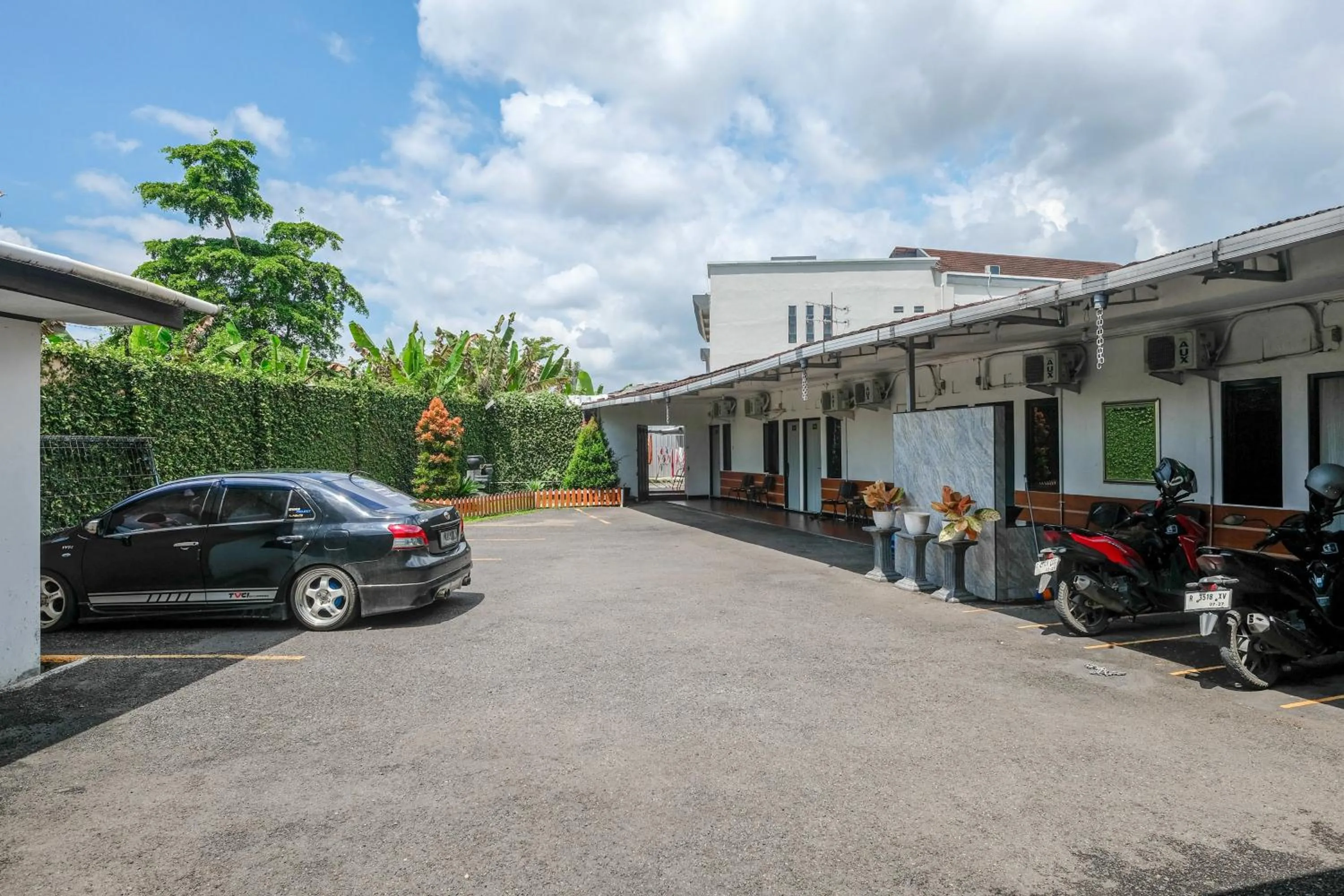 Parking in RedDoorz near GOR Satria 3