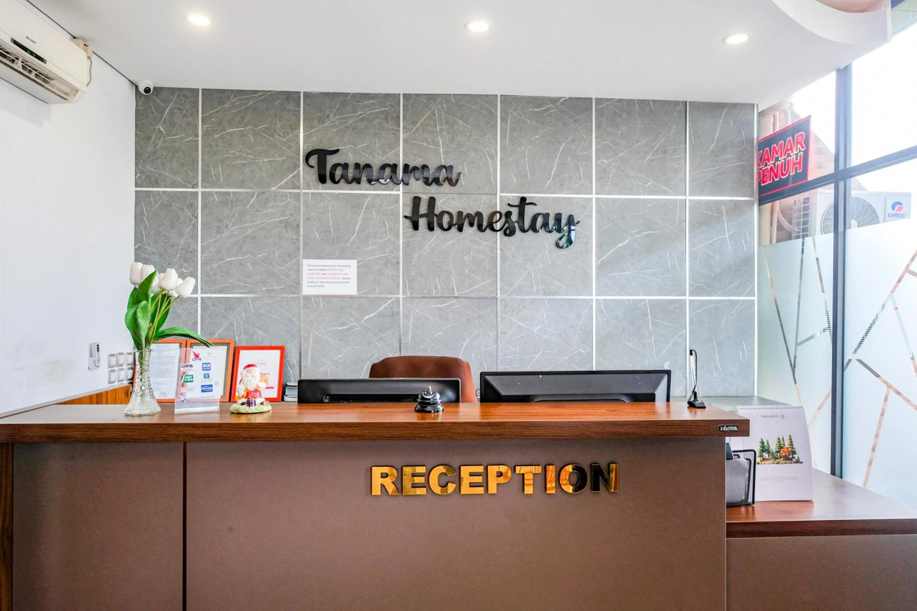 Lobby or reception in RedDoorz near GOR Satria 3