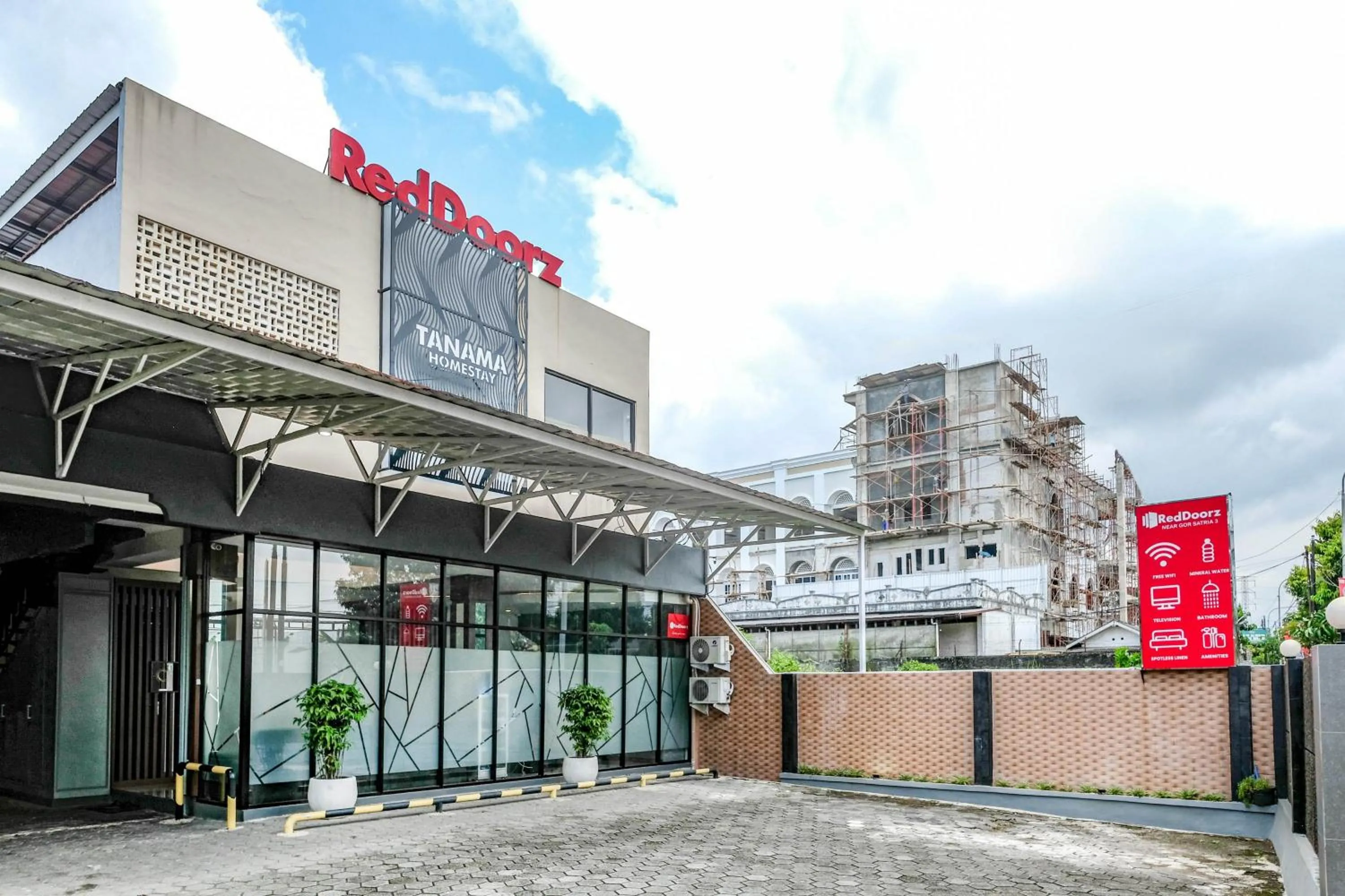 Facade/entrance in RedDoorz near GOR Satria 3