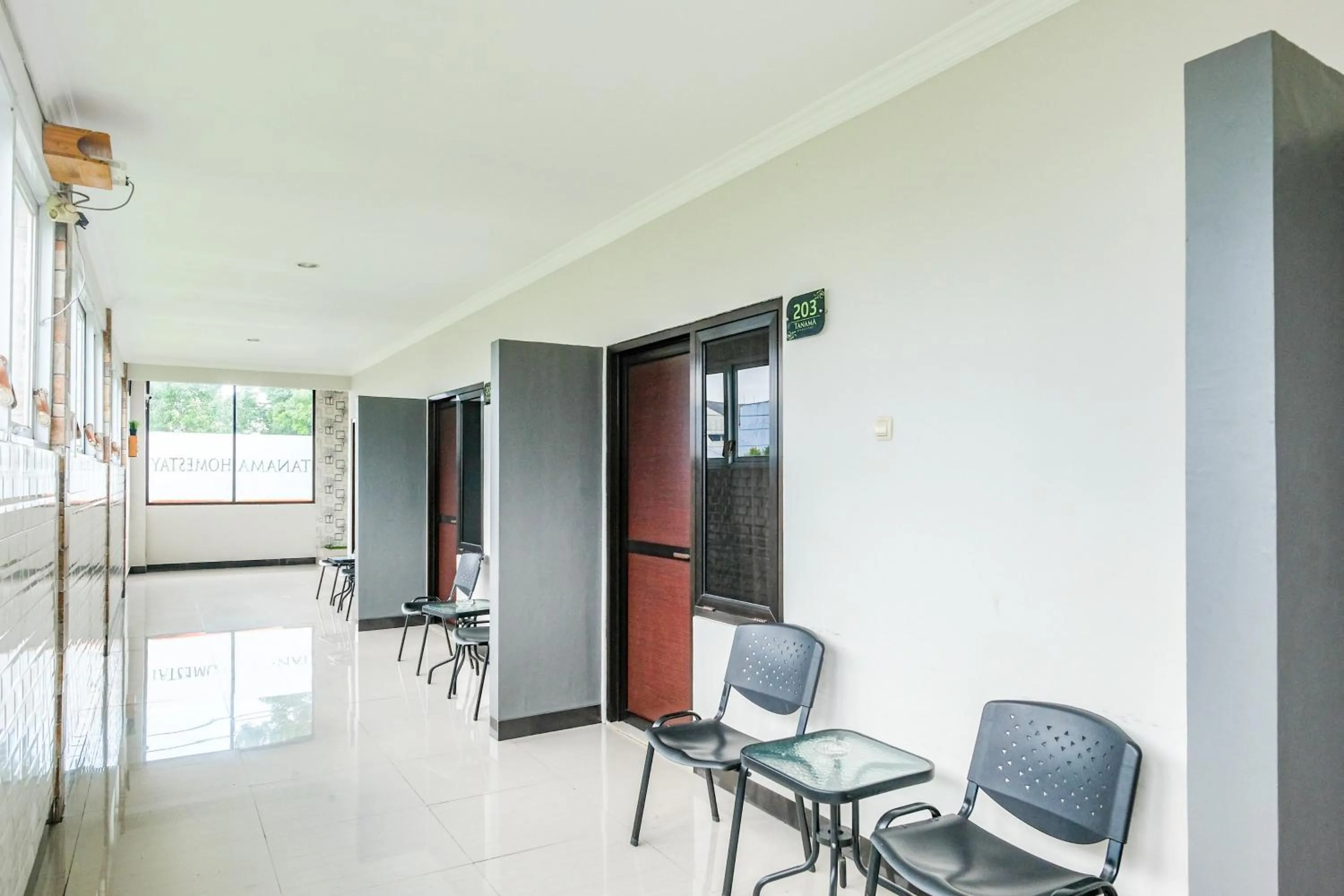 Seating area in RedDoorz near GOR Satria 3