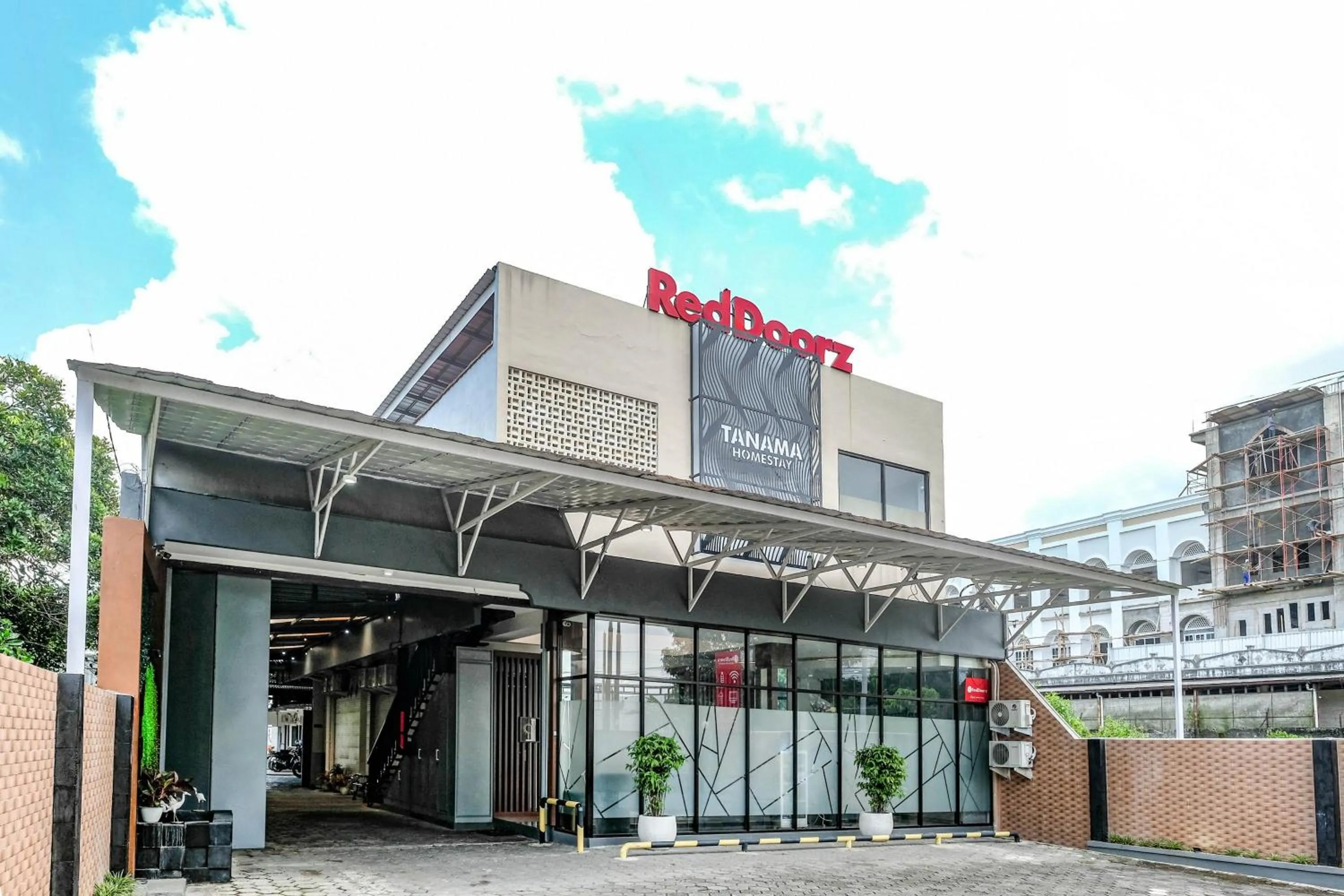 Facade/entrance in RedDoorz near GOR Satria 3