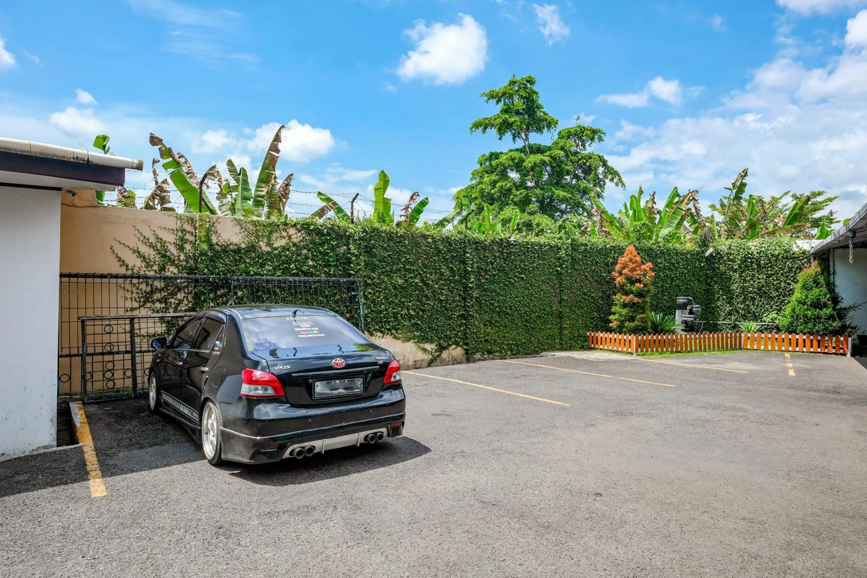 Parking in RedDoorz near GOR Satria 3