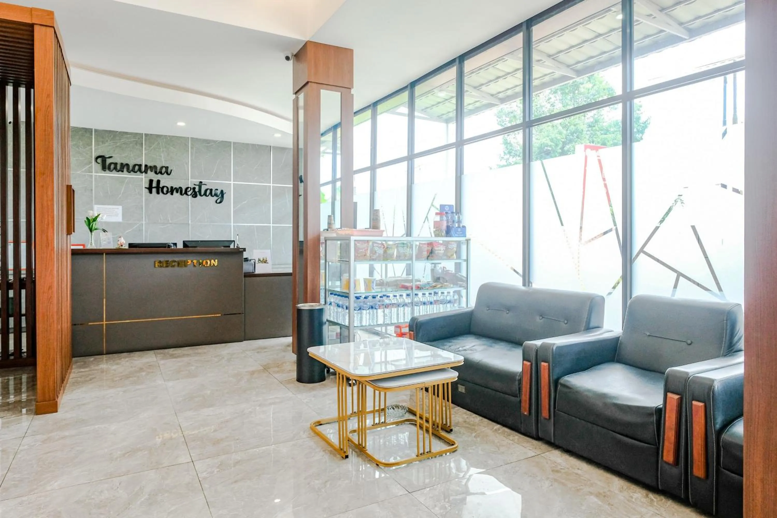 Lobby or reception in RedDoorz near GOR Satria 3