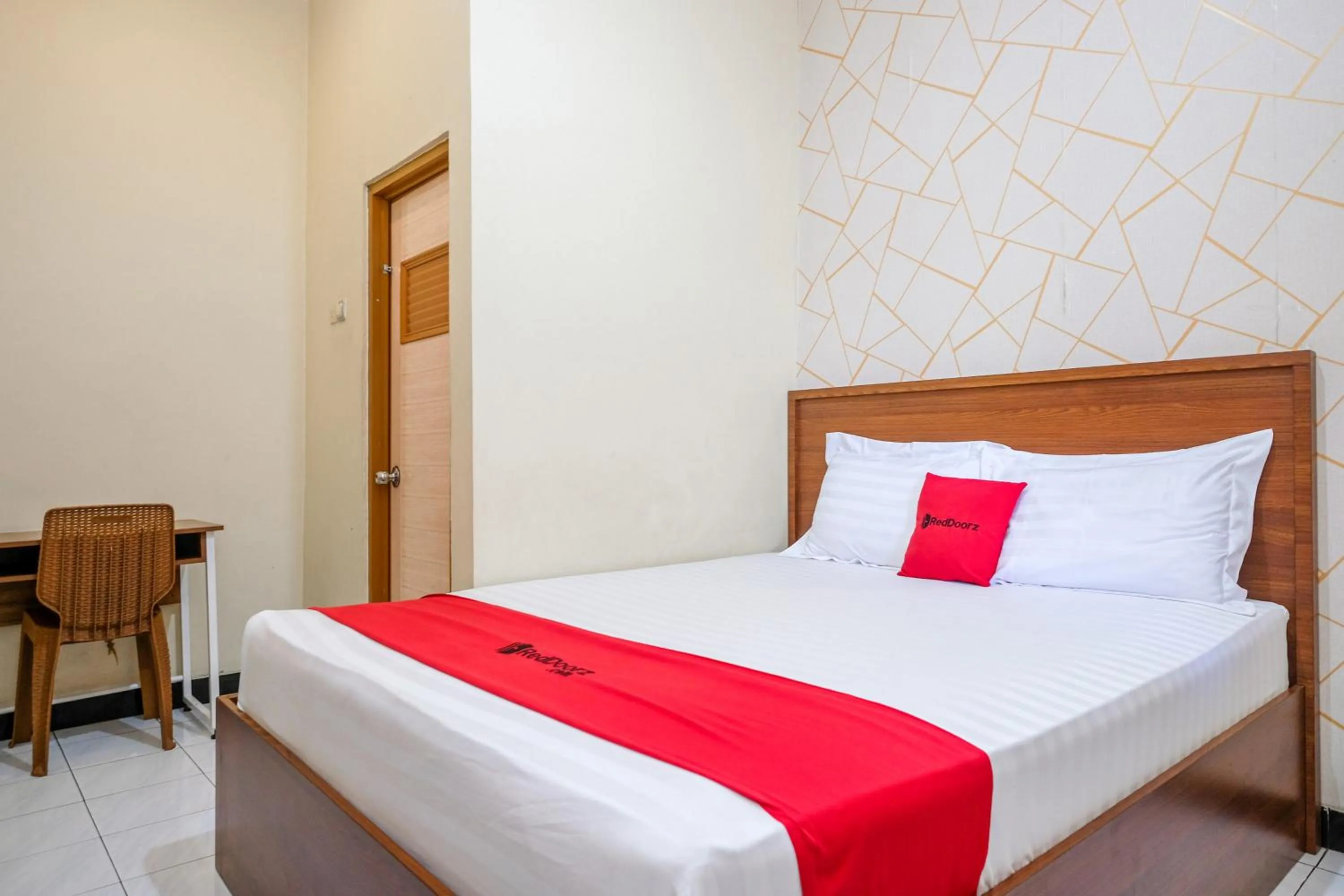 Bedroom, Bed in RedDoorz near GOR Satria 3