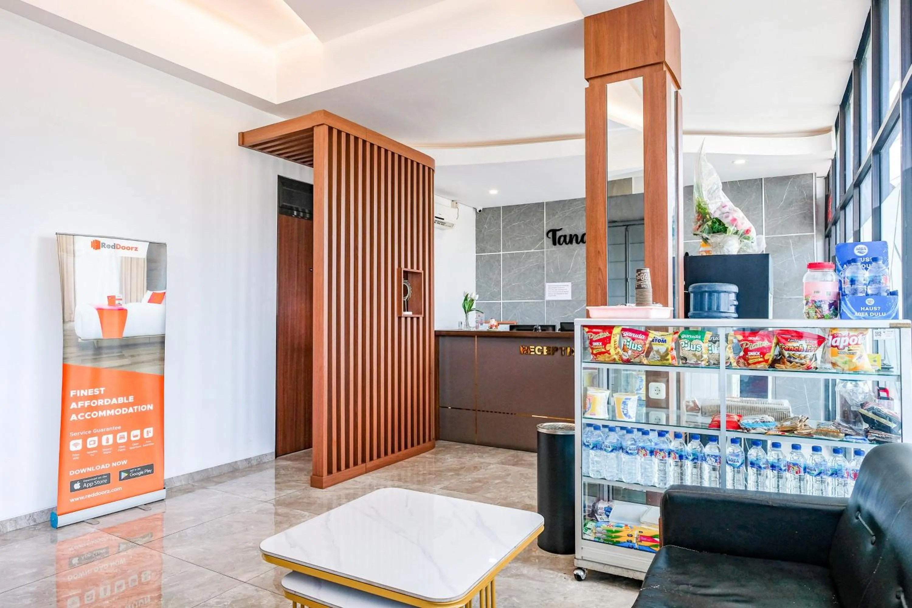 Lobby or reception in RedDoorz near GOR Satria 3