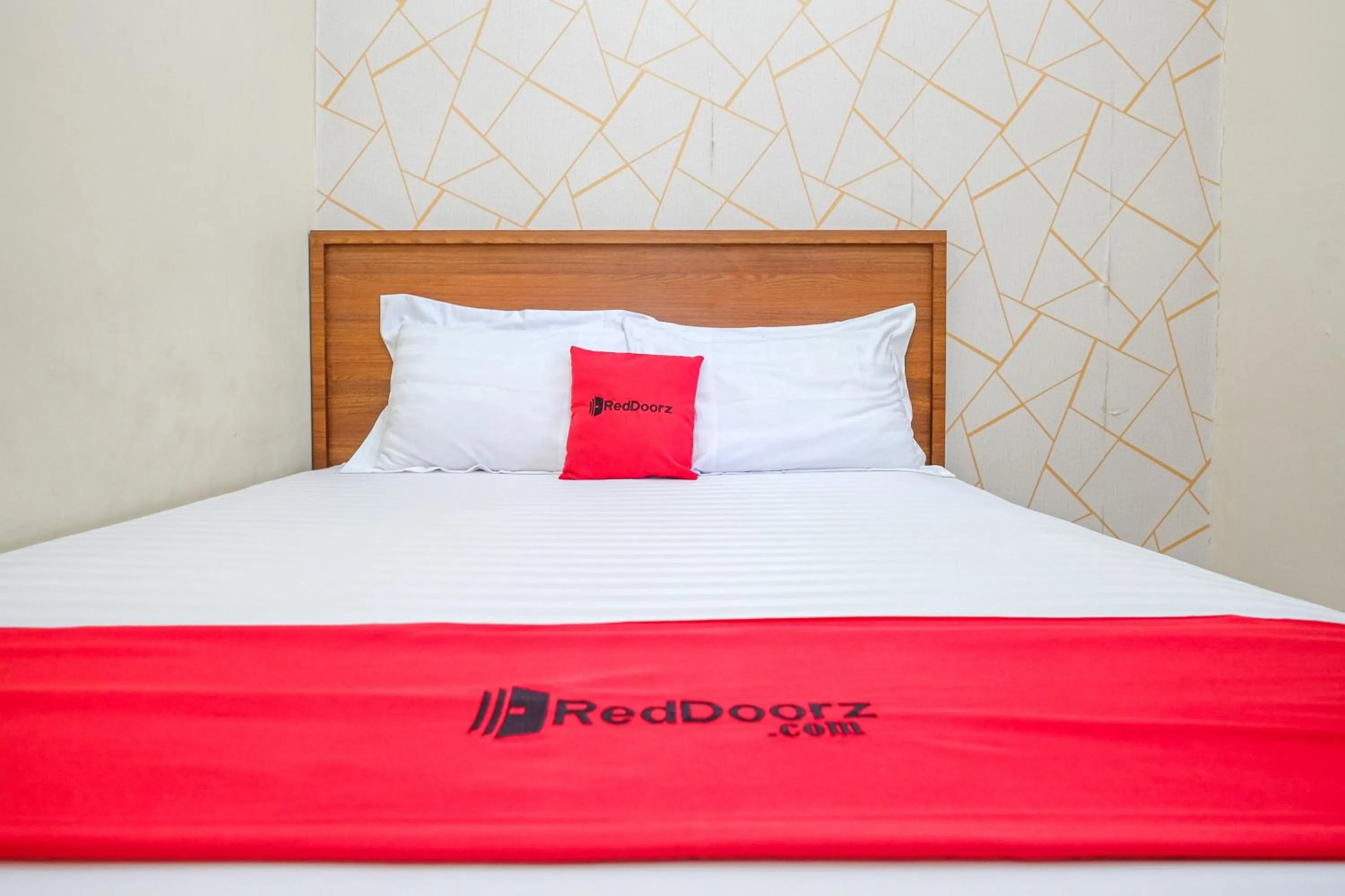 Bedroom, Bed in RedDoorz near GOR Satria 3