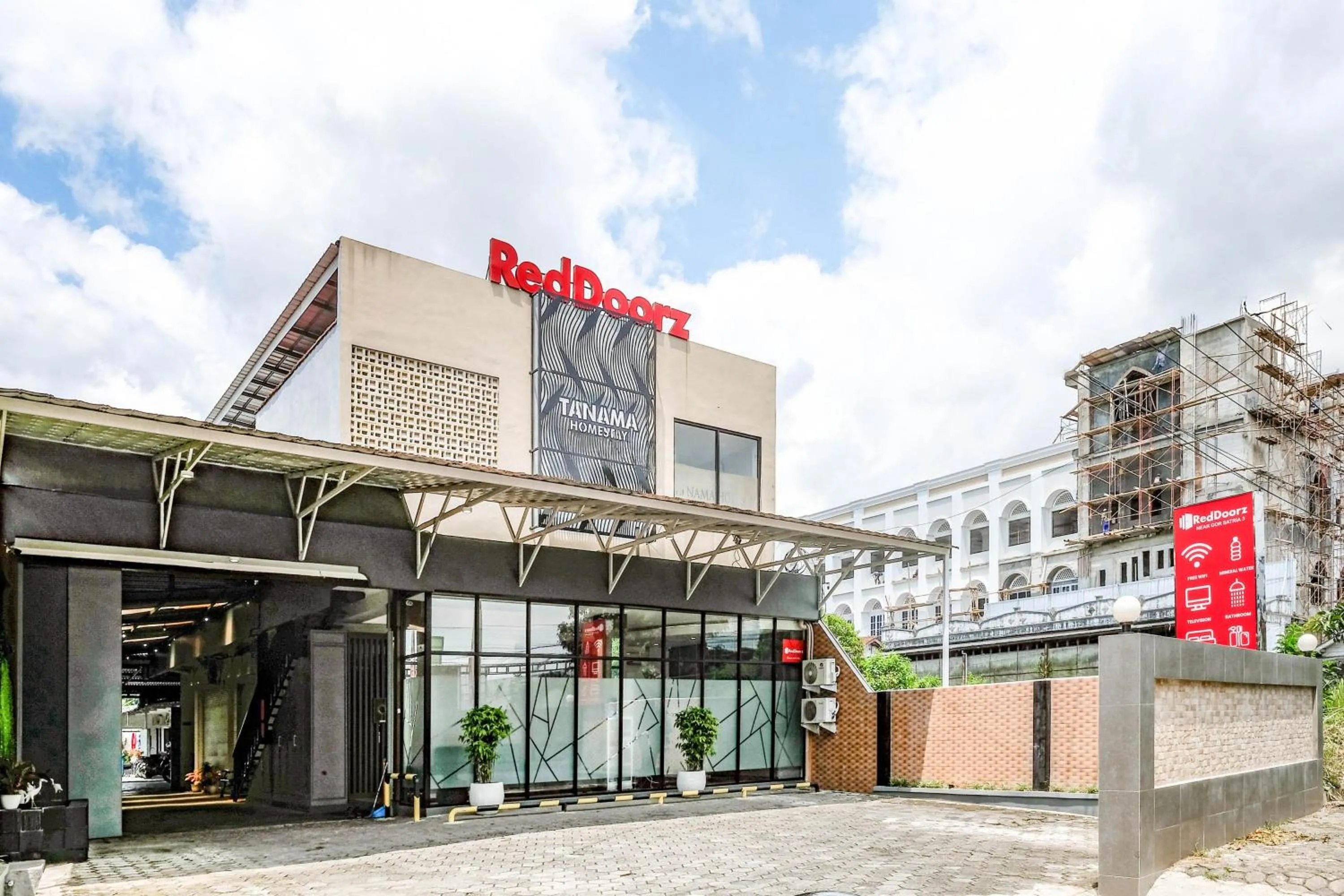 Facade/entrance in RedDoorz near GOR Satria 3